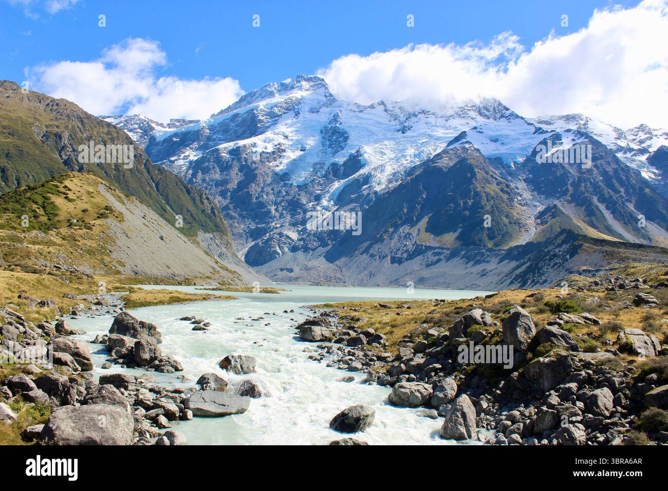 Vista panoramica dall'inizio della pista della Hooker Valley ad Aoraki / Parco Nazionale del Monte Cook, Isola del Sud, nuova Zelanda. Picchi innevati e al Foto Stock