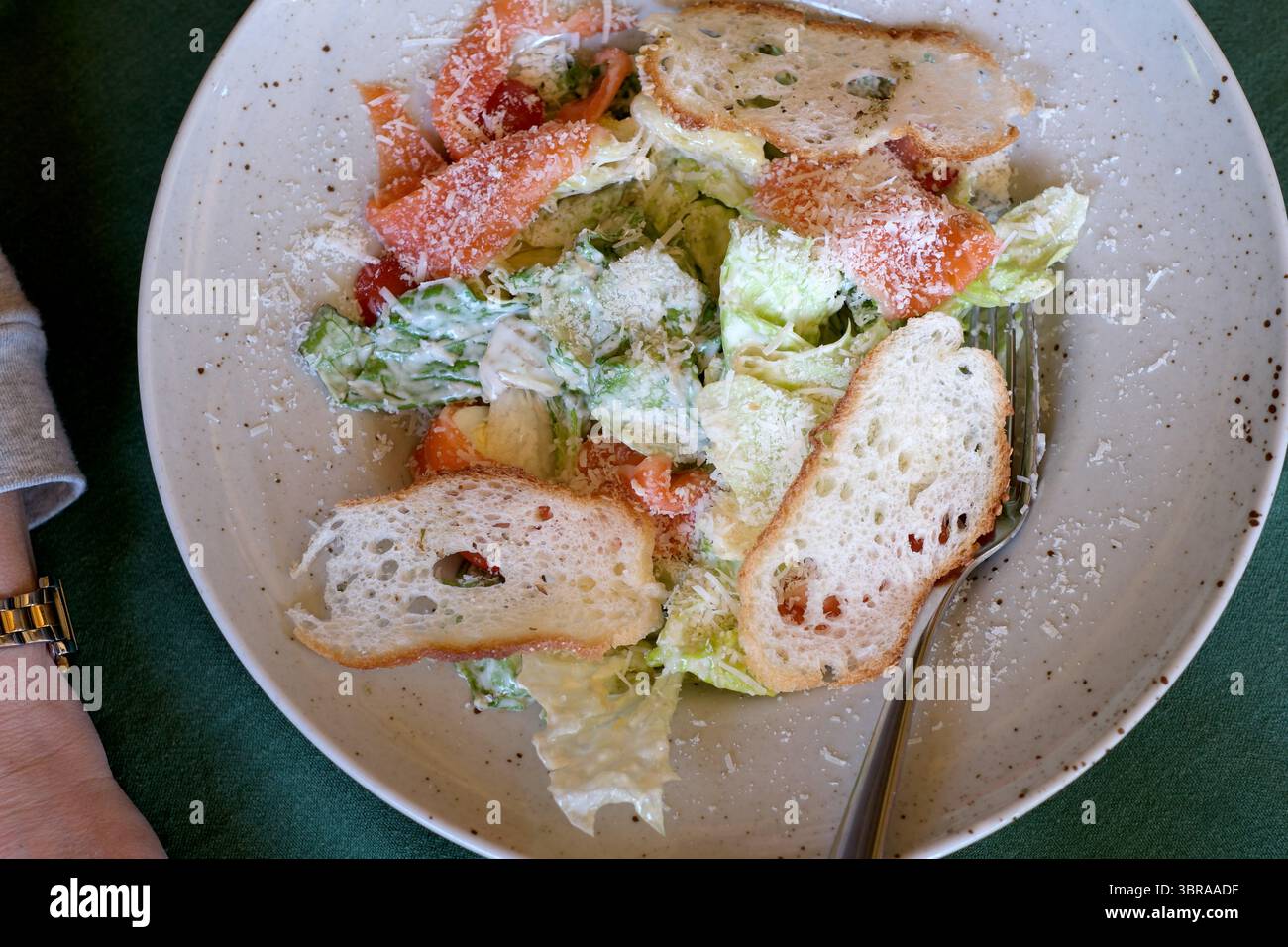Lattuga croccante, condimenti saporiti e pane tostato creano un momento delizioso. Foto Stock
