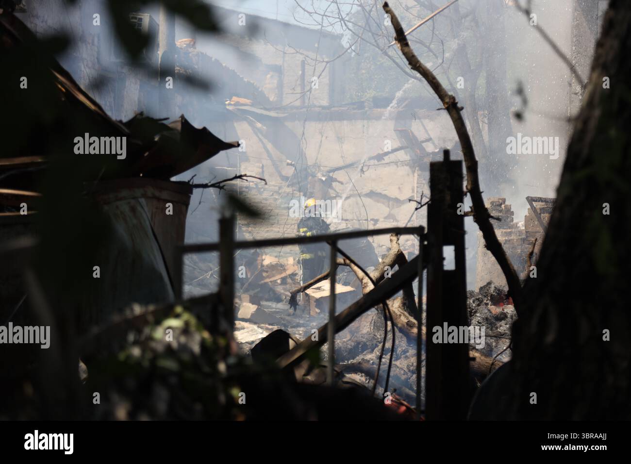 Odessa, Ucraina. 11 luglio 2025. I servizi comunali hanno visto ripulire le conseguenze di un attacco con droni nel distretto di Moldavanka di Odessa. La Russia ha attaccato Odessa con droni da sciopero. Il capo dell'amministrazione statale regionale di Odessa, Oleh Oleksandrovych Kiper ha detto che nove persone sono rimaste ferite a seguito dell'attacco, e sette sono state ricoverate in ospedale. Nell'area dell'impatto, le finestre delle case private sono state danneggiate e la stazione di servizio, le auto danneggiate dai detriti, la distruzione nelle stalle e gli animali sono morti lì. Credito: SOPA Images Limited/Alamy Live News Foto Stock