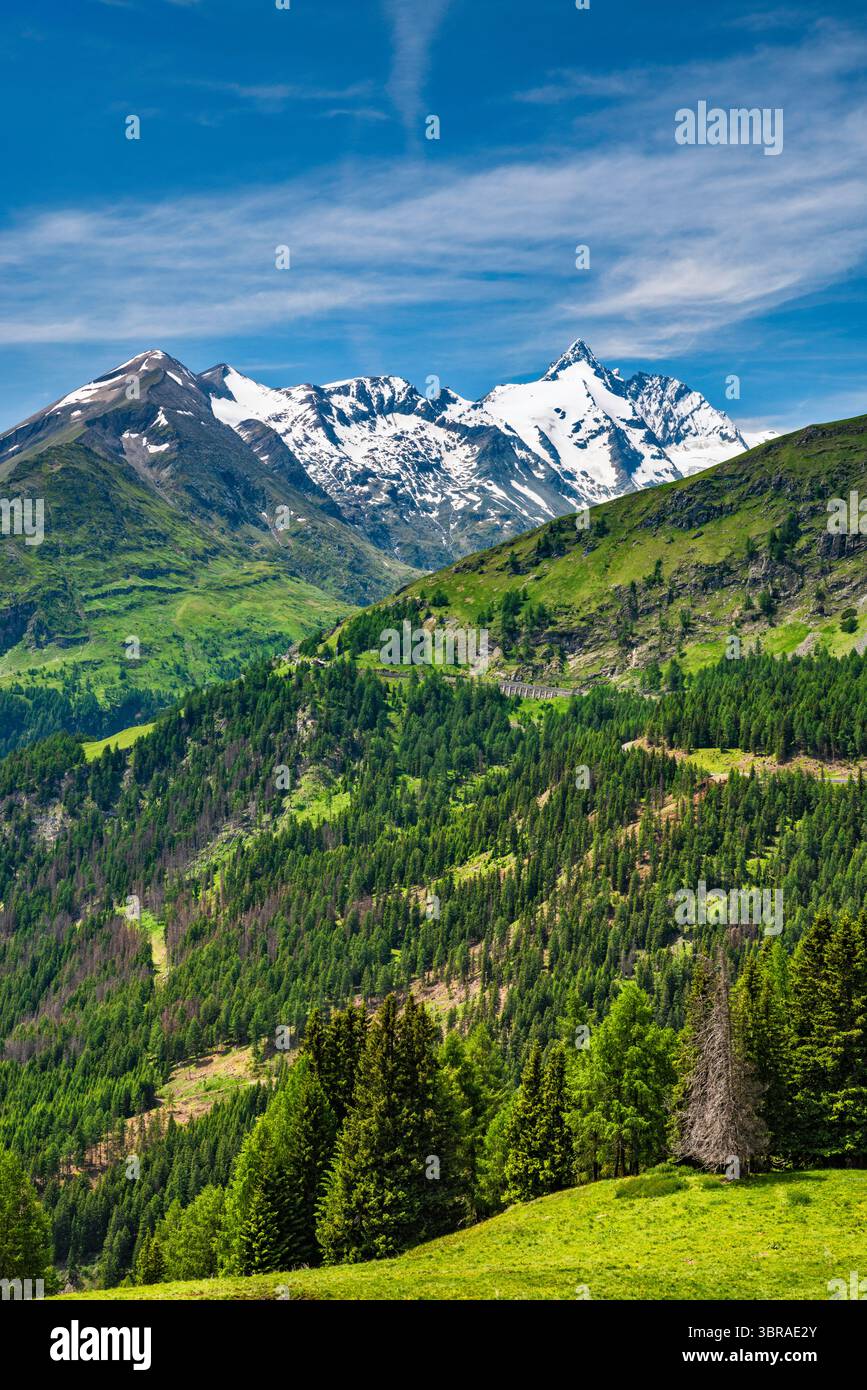 Glockner Group, Grossglockner mountain sulla destra, giugno 2025, vista dalla Grossglockner High Alpine Road, catena montuosa degli alti Tauri, Austria Foto Stock