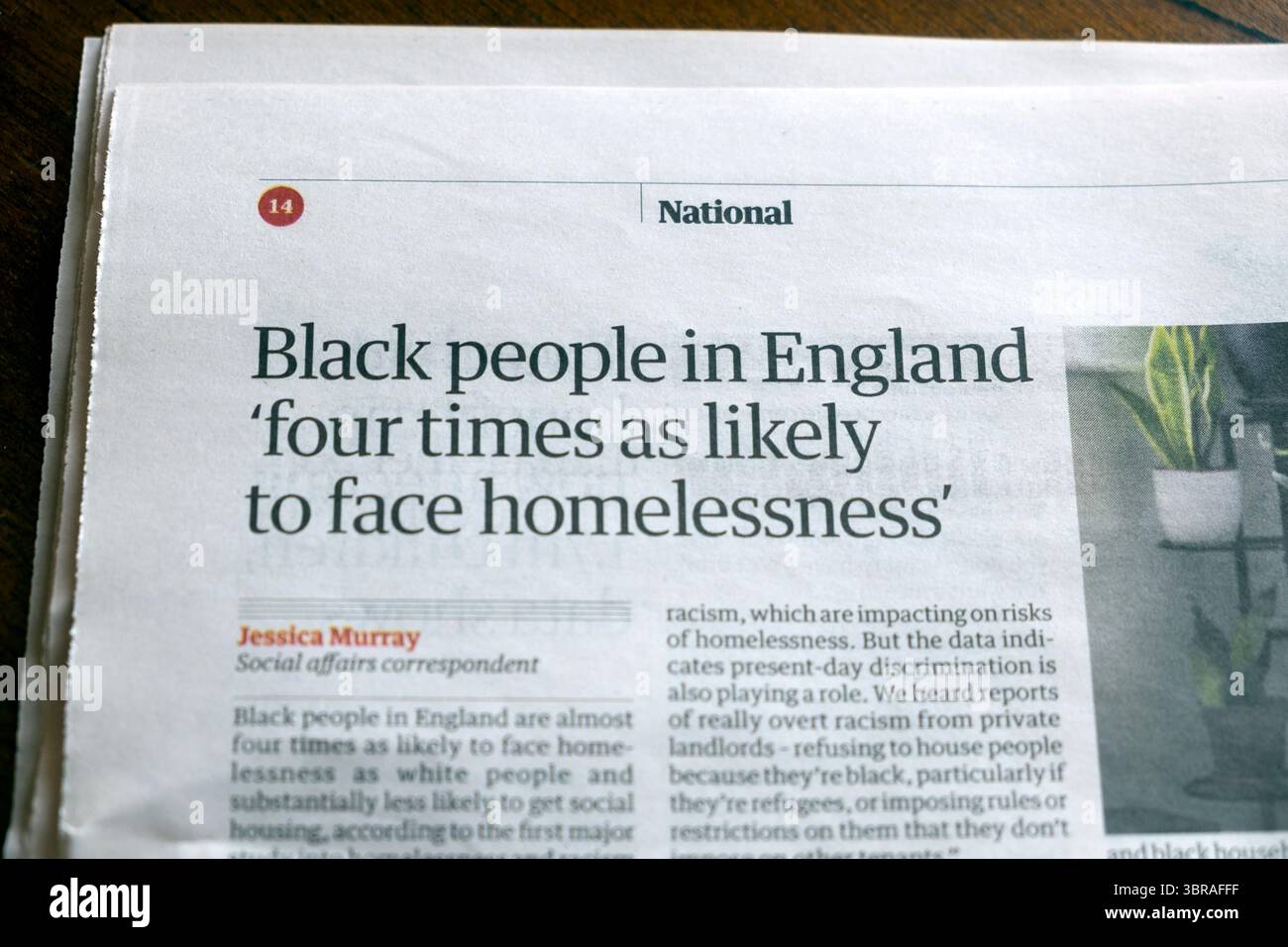 "I neri in Inghilterra "quattro volte più propensi ad affrontare i senzatetto", il giornale Guardian ha pubblicato il titolo "discriminazione abitativa" articolo 11 luglio 2025 Londra Regno Unito Foto Stock