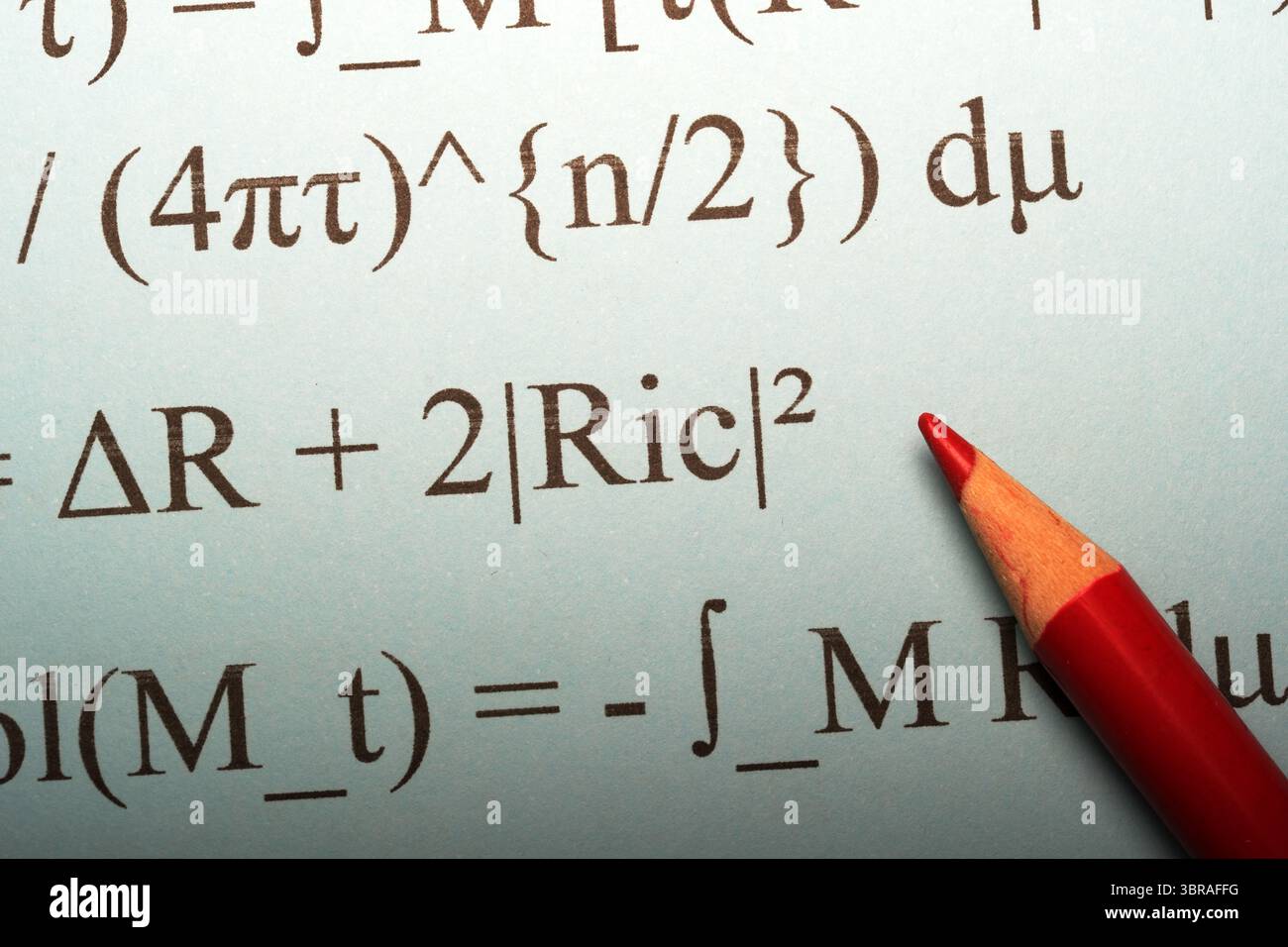 Equazioni matematiche splendidamente composte su un sereno sfondo blu. Foto Stock