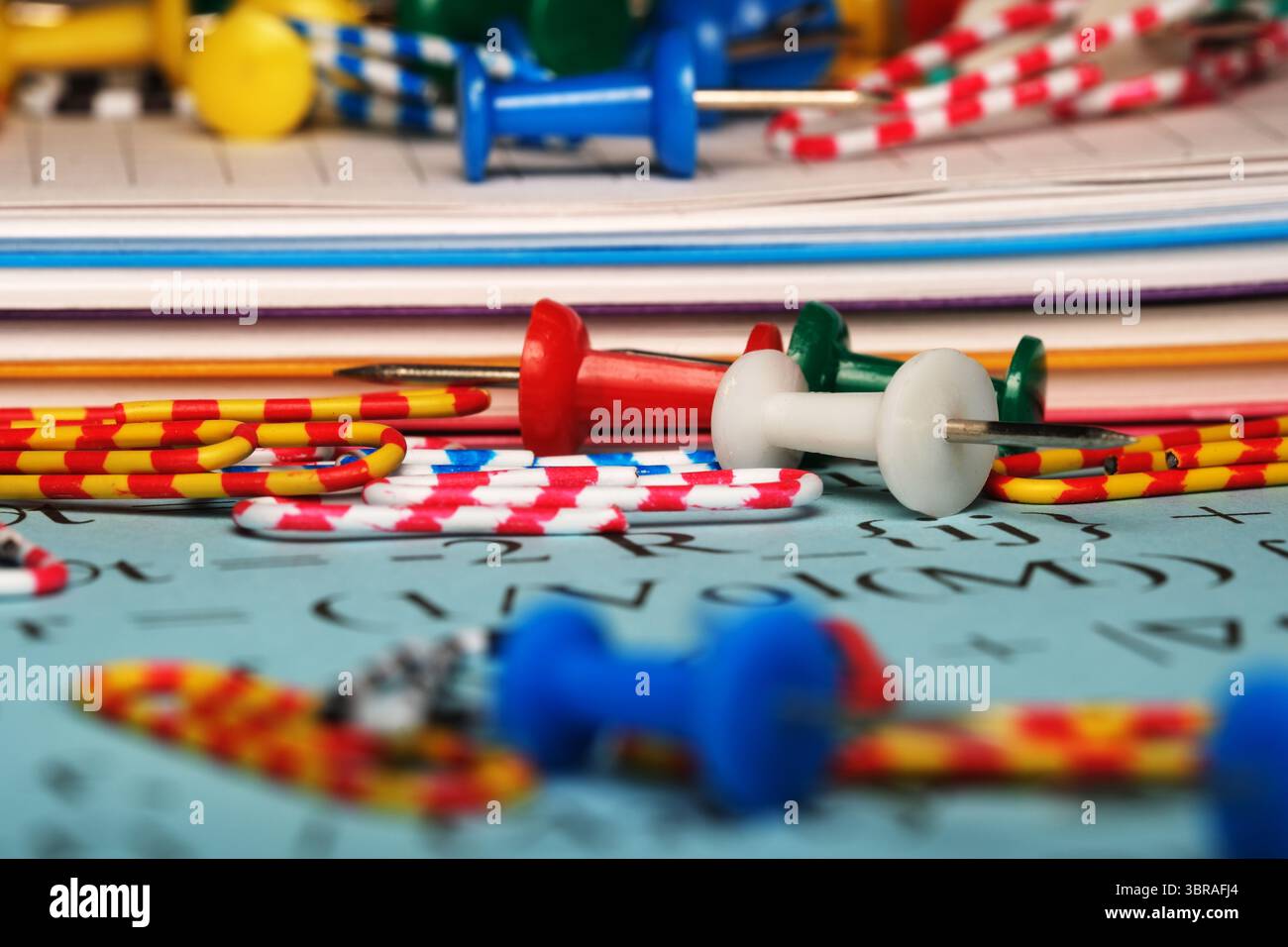 Un vivace assortimento di articoli di cancelleria riempie uno spazio di studio, ispirando la creatività. Foto Stock