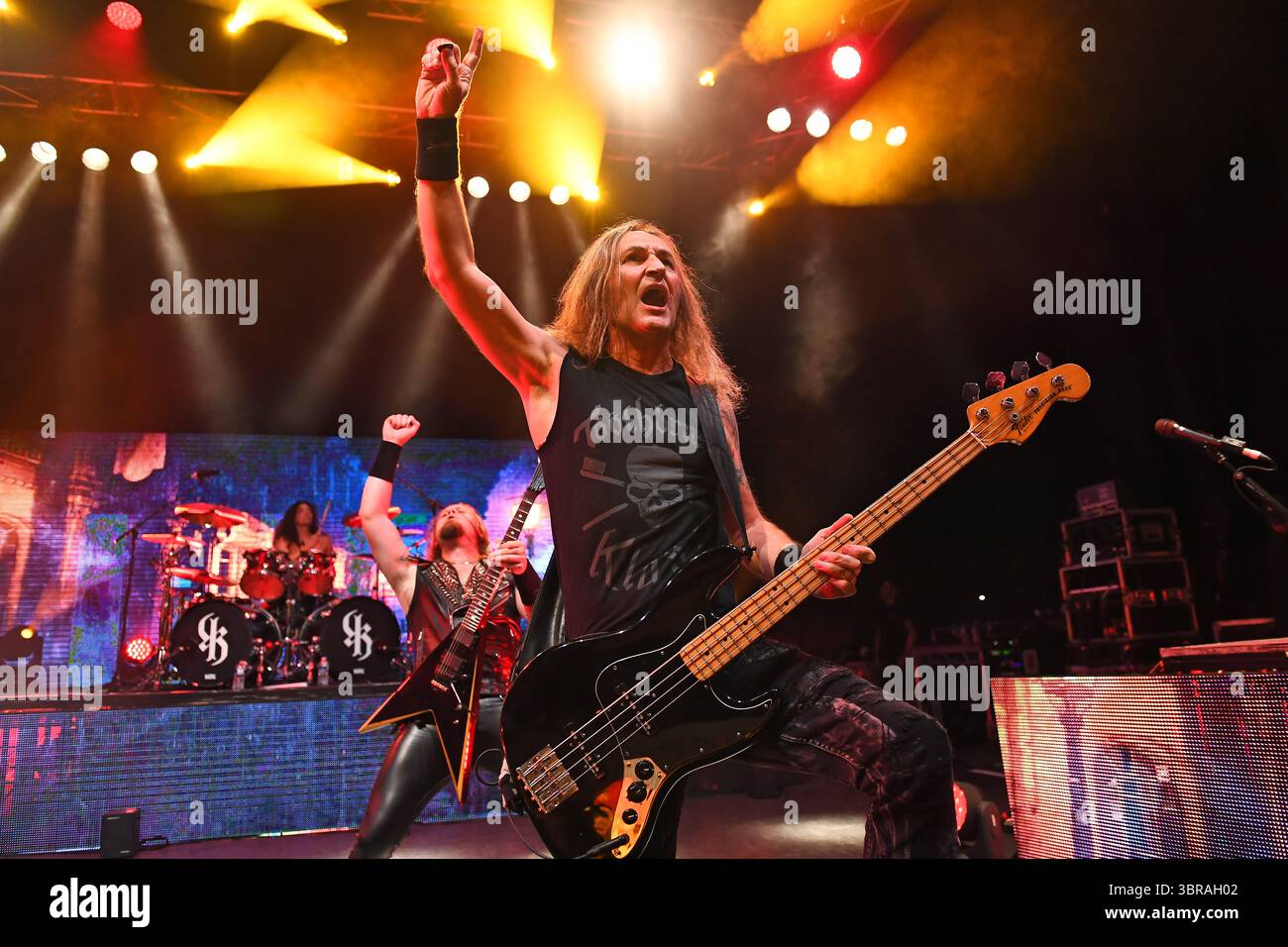 LONDRA, INGHILTERRA - 12 OTTOBRE: A.J. Mills e Tony Newton di "KK's Priest" si esibiscono al Shepherd's Bush Empire il 12 ottobre 2023 a Londra, Inghilterra.CAP/Mar ©Mar/Capital Pictures Foto Stock