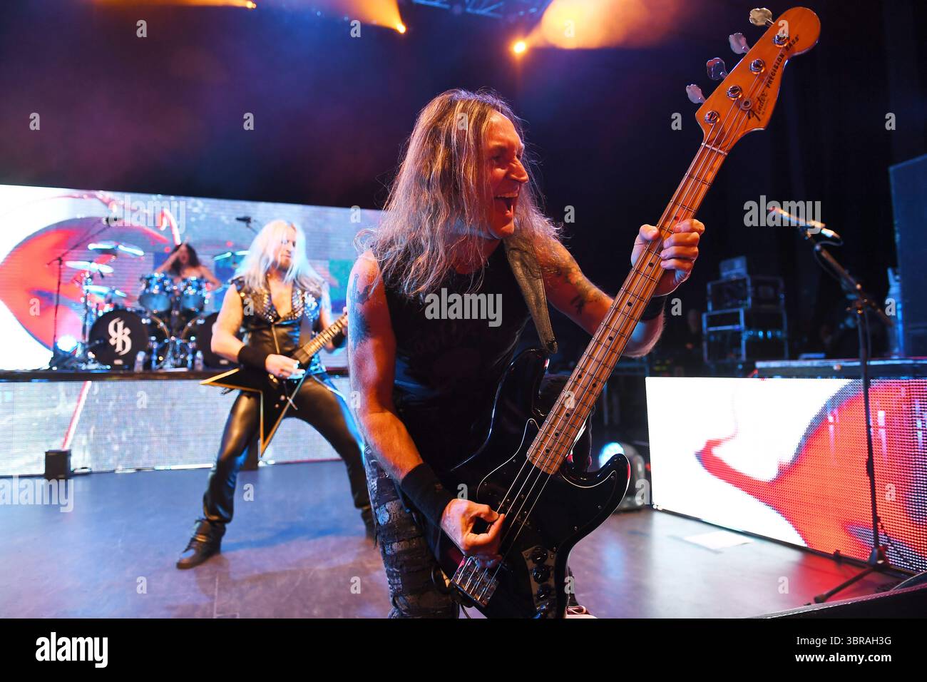 LONDRA, INGHILTERRA - 12 OTTOBRE: A.J. Mills e Tony Newton di "KK's Priest" si esibiscono al Shepherd's Bush Empire il 12 ottobre 2023 a Londra, Inghilterra.CAP/Mar ©Mar/Capital Pictures Foto Stock