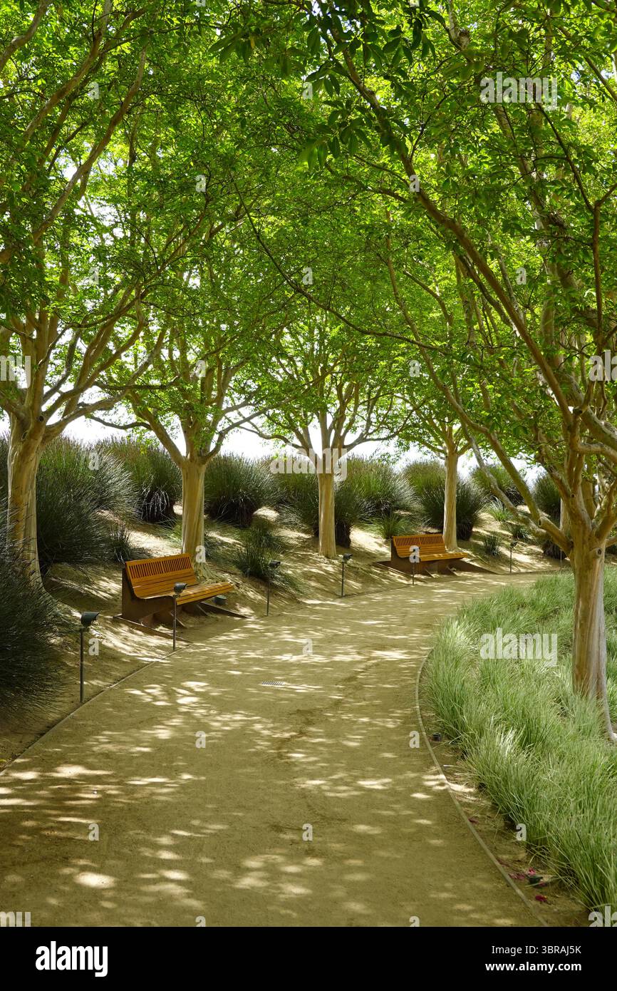 Leafy Allee al tranquillo Garden Nook Foto Stock