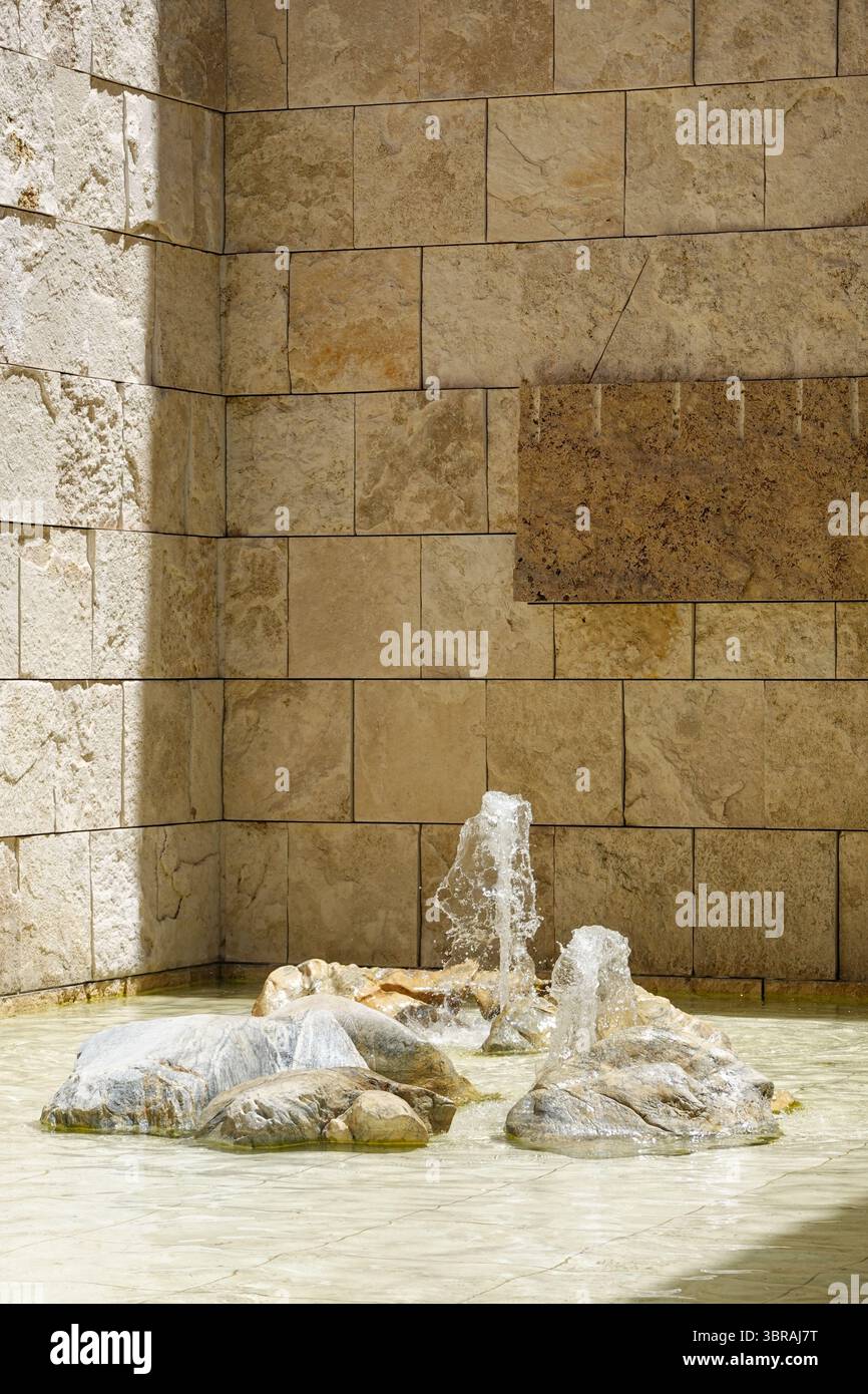 Fontana di marmo annidata nella nicchia di pietra Foto Stock