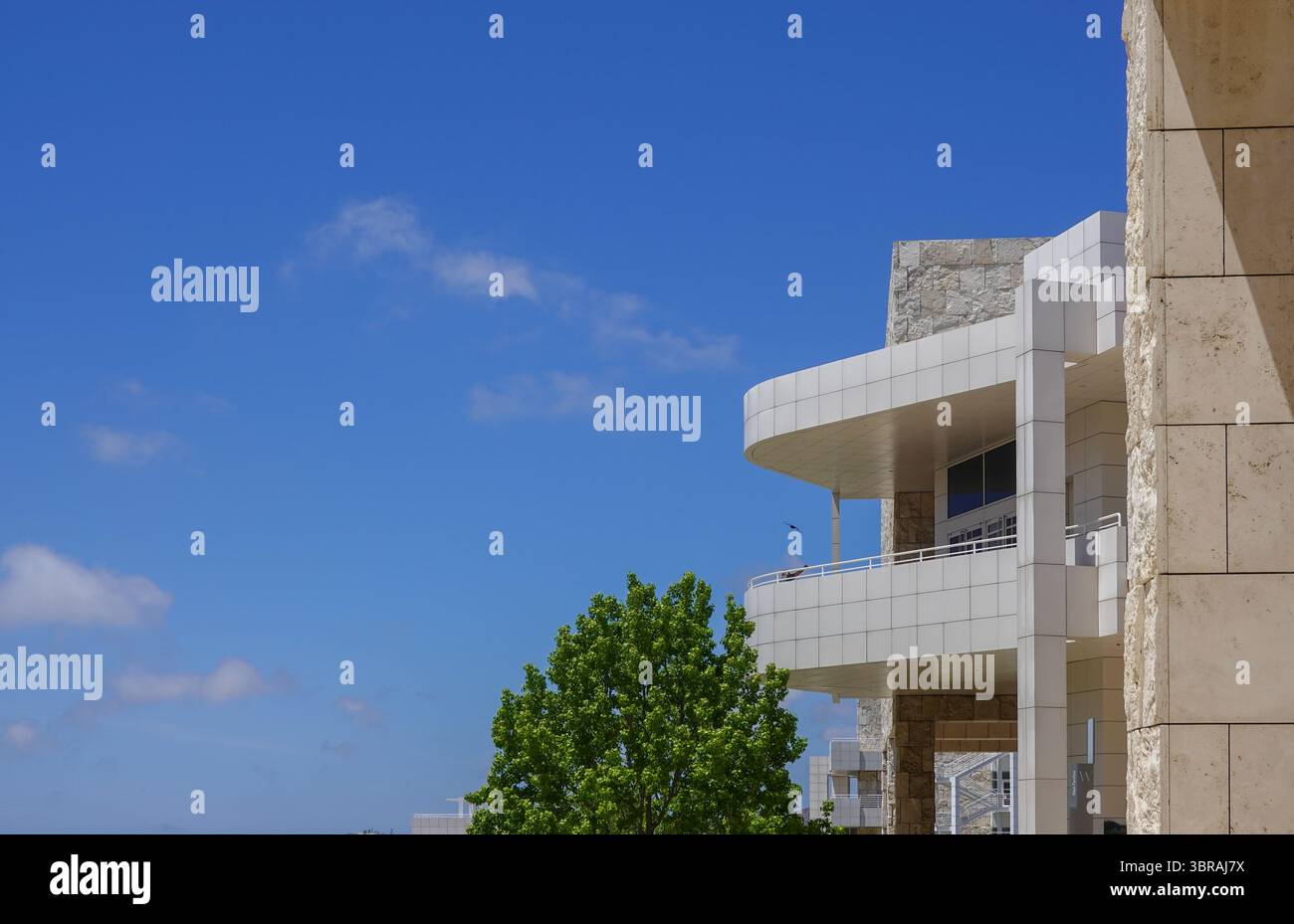 Facciata dell'angolo illuminato dal sole di Getty Foto Stock