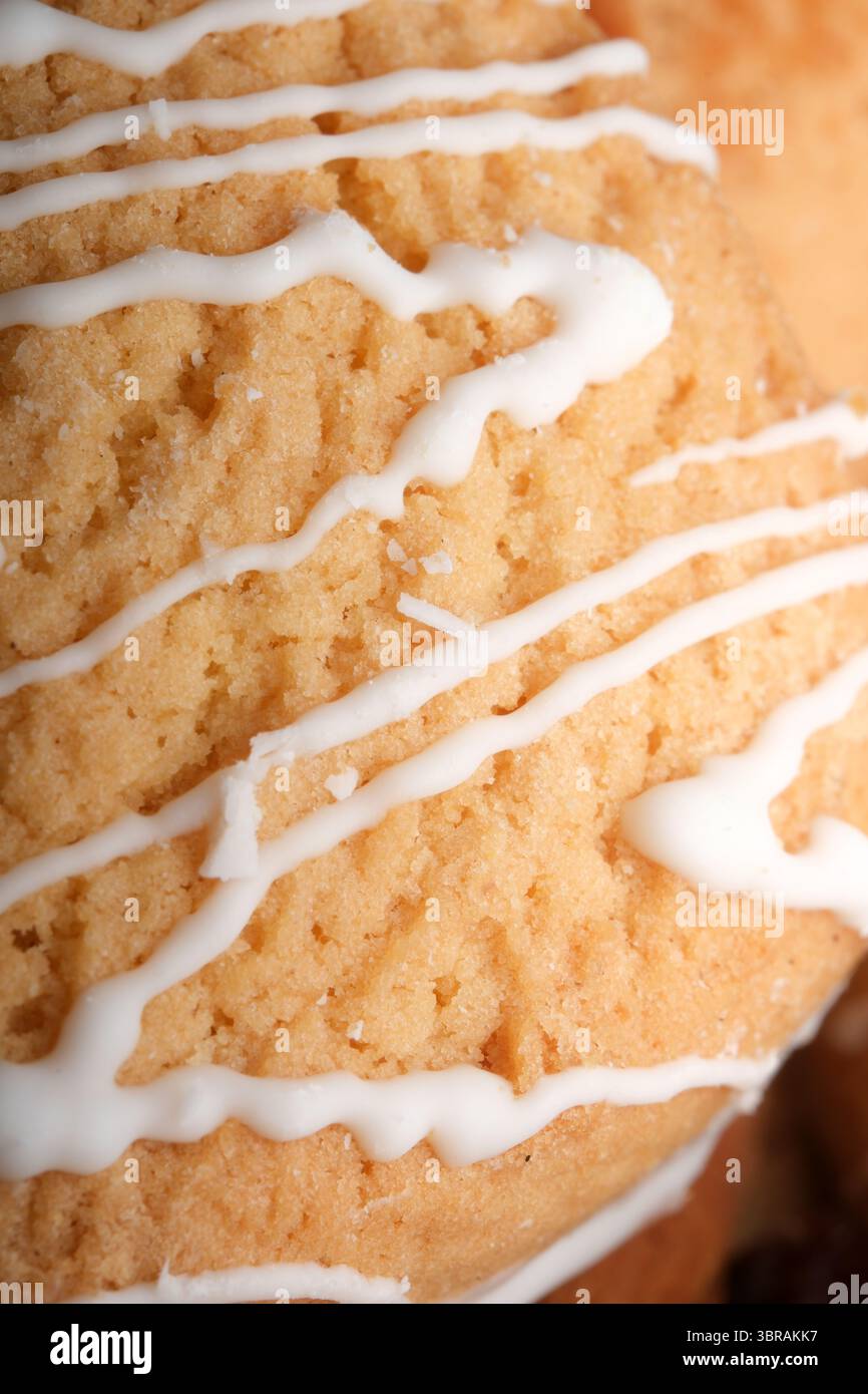Una torta allettante con un filo di glassa bianca ne esalta l'umidità. Foto Stock