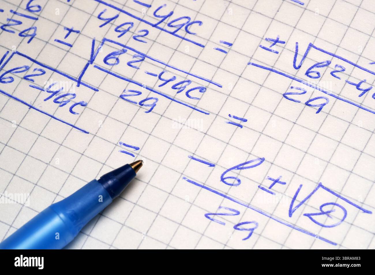 Calcoli matematici con quadratica su carta stampata, studio pomeridiano. Foto Stock