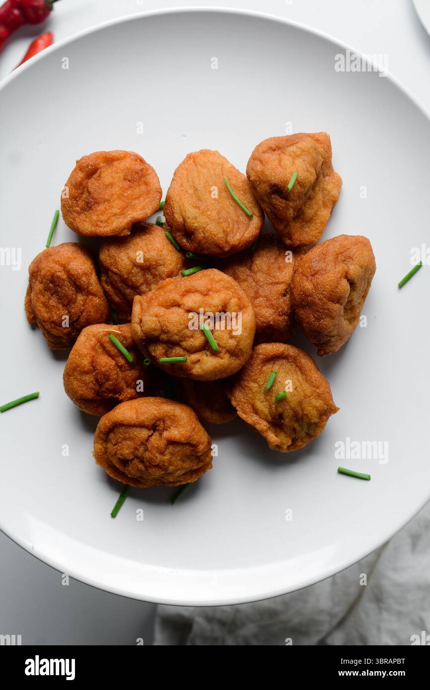 Vista dall'alto di Akara su un piatto bianco, vista dall'alto della torta di fagioli fritti di akara nigeriana su un piatto Foto Stock