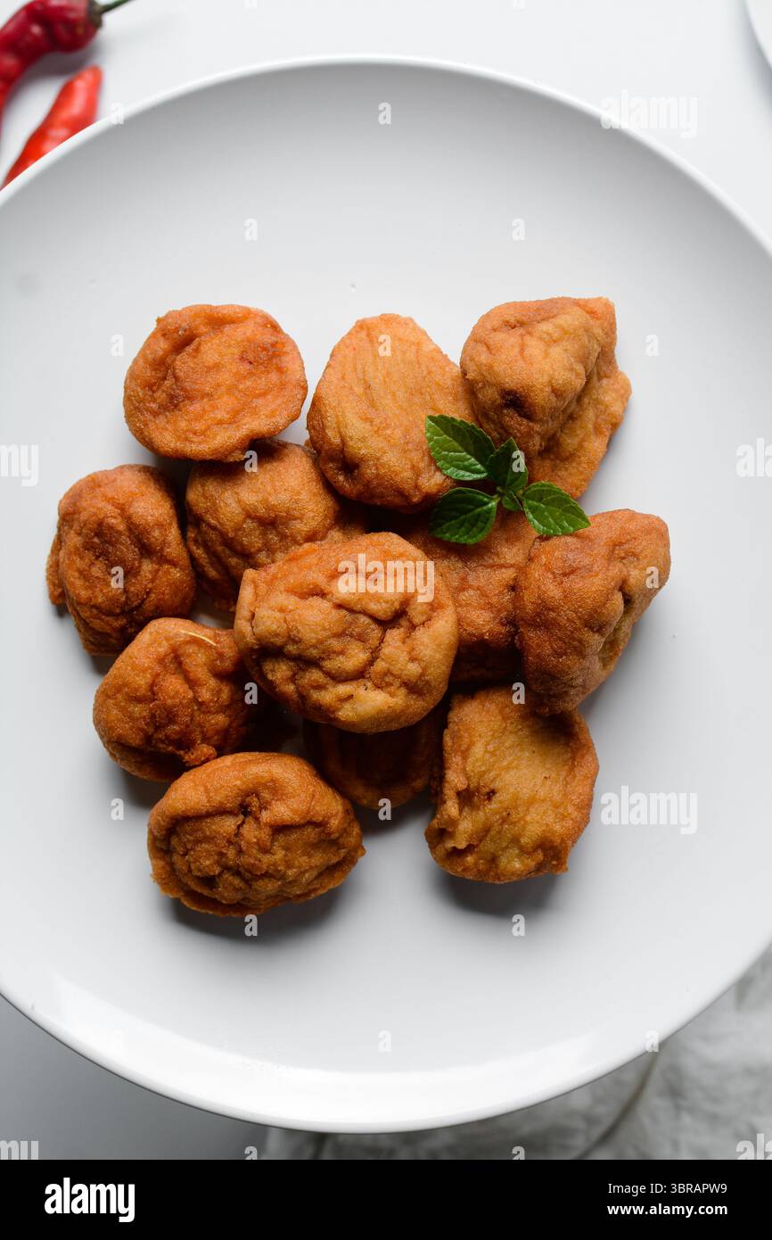 Vista dall'alto di Akara su un piatto bianco, vista dall'alto della torta di fagioli fritti di akara nigeriana su un piatto Foto Stock