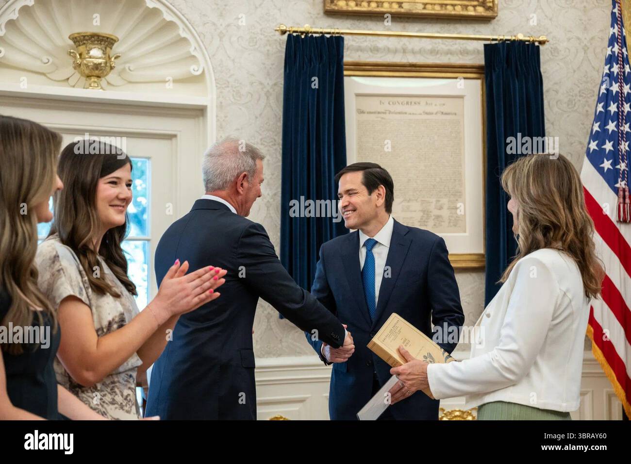 Il senatore Marco Rubio si congratula con Edward Walsh con una stretta di mano dopo il suo giuramento come ambasciatore degli Stati Uniti in Irlanda durante una cerimonia presso l'Ufficio ovale della Casa Bianca. Washington, DC. 19 giugno 2025. Per gentile concessione della Casa Bianca. Foto Stock