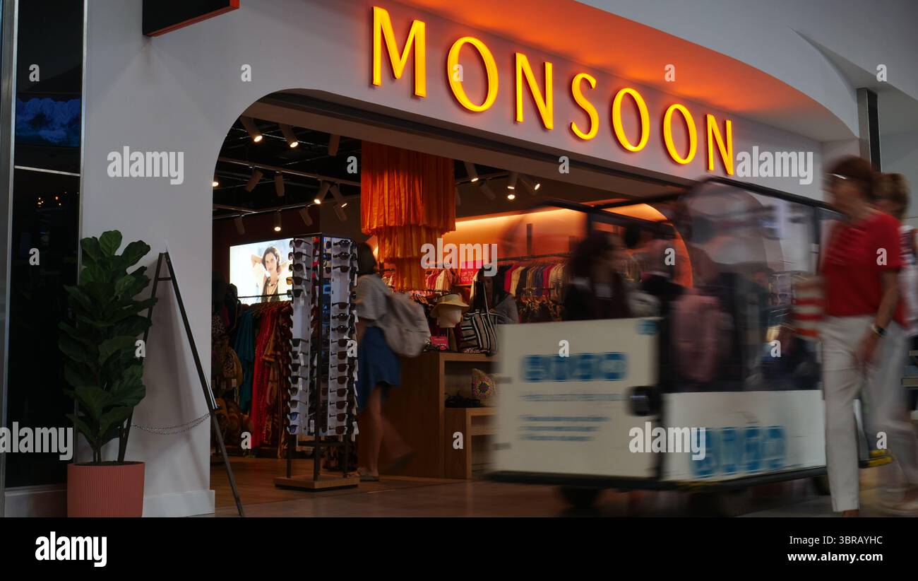 Il negozio di moda Monoon nella sala partenze di Gatwick, North Terminal Foto Stock