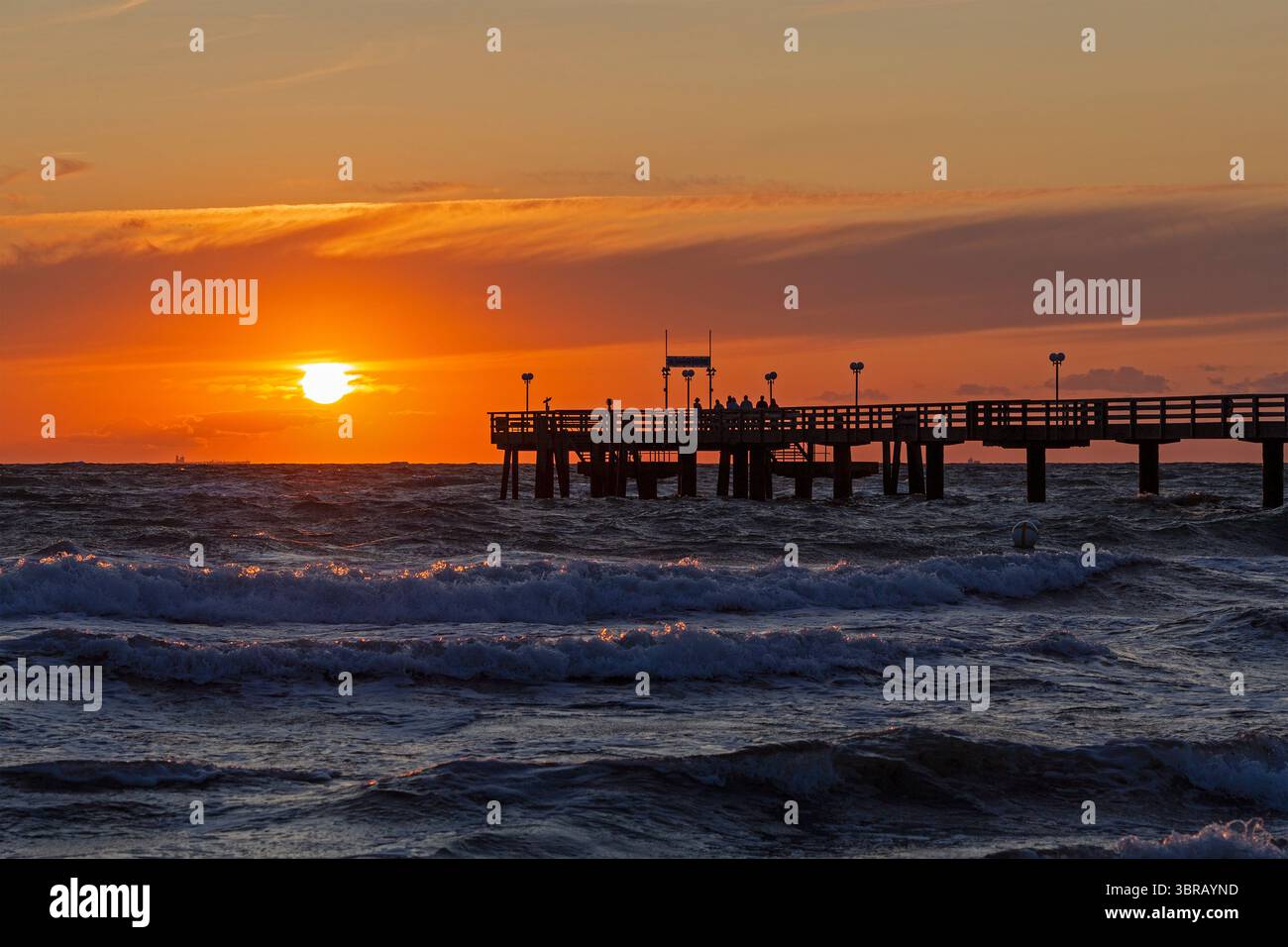 Tramonto, molo, onde, gonfiore, Wustrow, Fischland, Meclemburgo-Pomerania occidentale, Germania Foto Stock