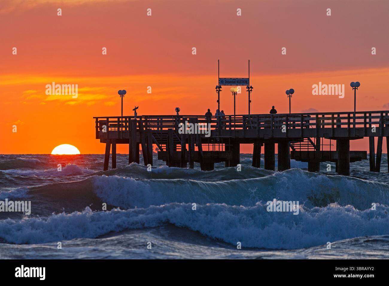 Tramonto, molo, onde, gonfiore, Wustrow, Fischland, Meclemburgo-Pomerania occidentale, Germania Foto Stock
