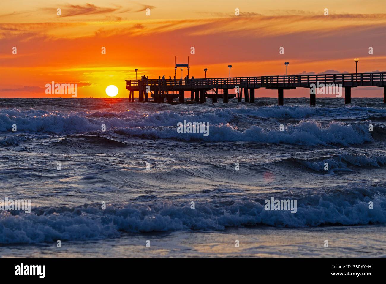 Tramonto, molo, onde, gonfiore, Wustrow, Fischland, Meclemburgo-Pomerania occidentale, Germania Foto Stock