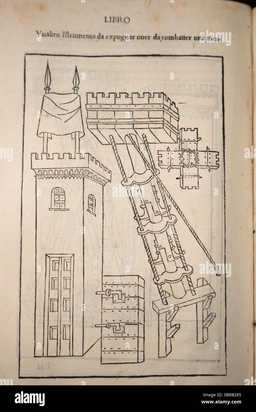 Torino, Italia - 30 aprile 2024. Antico libro De Re militari di Roberto Valturio, 1483. Compendio di teorie militari dell'antichità. Foto Stock