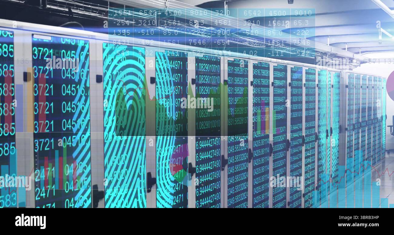 Sovrapposizioni di dati in streaming sui rack server nel data center, con cavi, LED lampeggianti e impronte digitali Foto Stock
