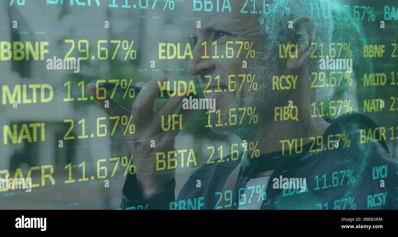 Analizzando i bollettini digitali, un uomo che indossa un blazer scuro che parla sullo smartphone in ufficio Foto Stock