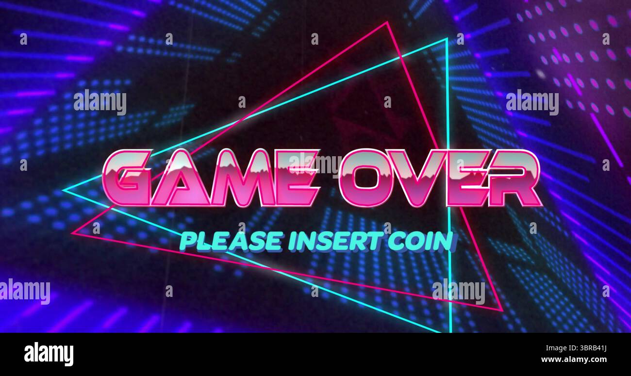 Schermo arcade al neon che mostra un GIOCO luminoso SU testo e contorni triangolari in un ambiente di gioco buio Foto Stock