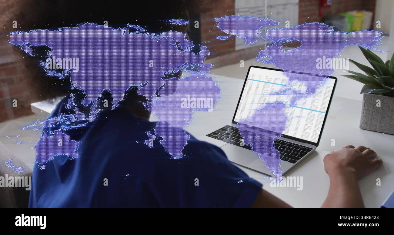 Analisi di analisti di dati globali di fogli di calcolo che lavorano in un ufficio moderno con laptop e spazio di copia Foto Stock