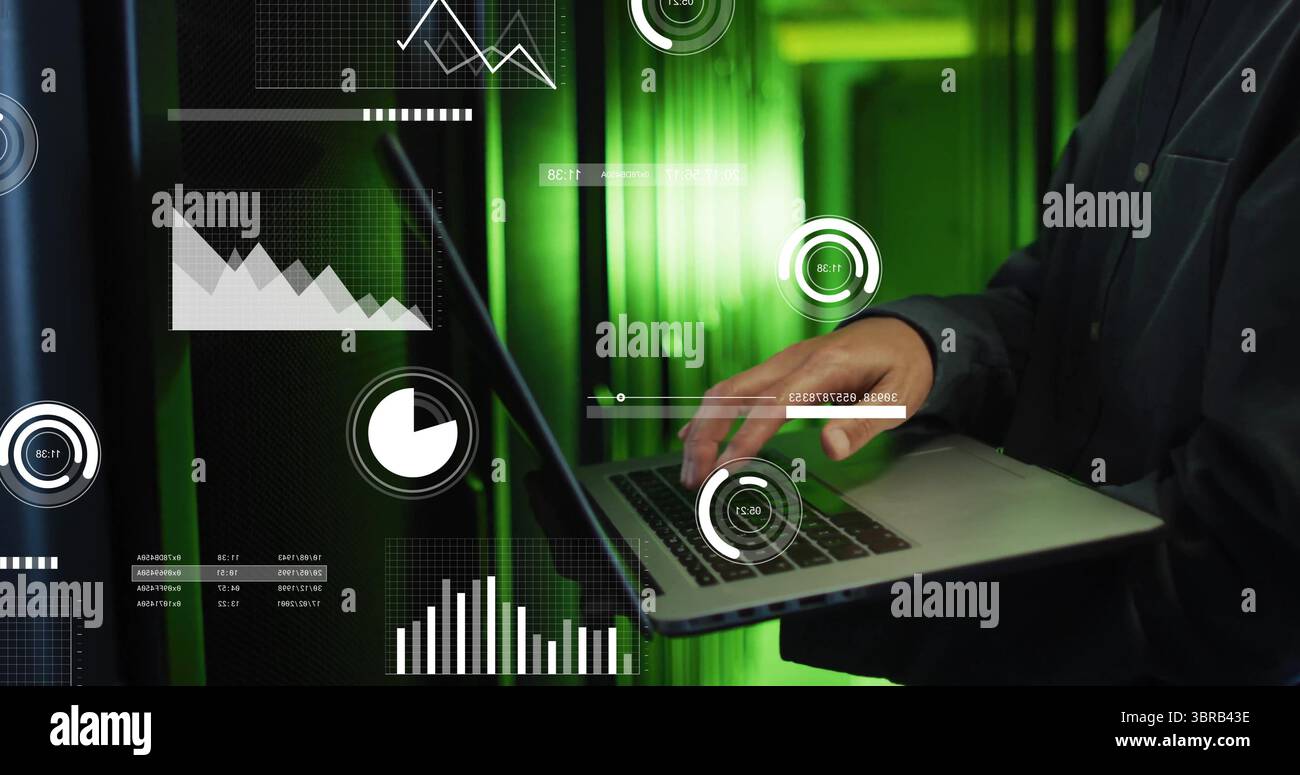 Ingegnere IT coreano maturo che tiene un laptop nella corsia del data center, con sovrapposizioni e spazio di copia Foto Stock