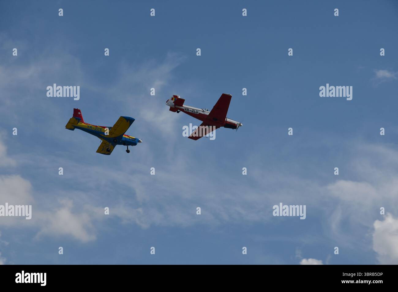 Due aerei aerobatici eseguono una virata sincronizzata durante uno spettacolo aereo nella contea di Brasov. Foto Stock