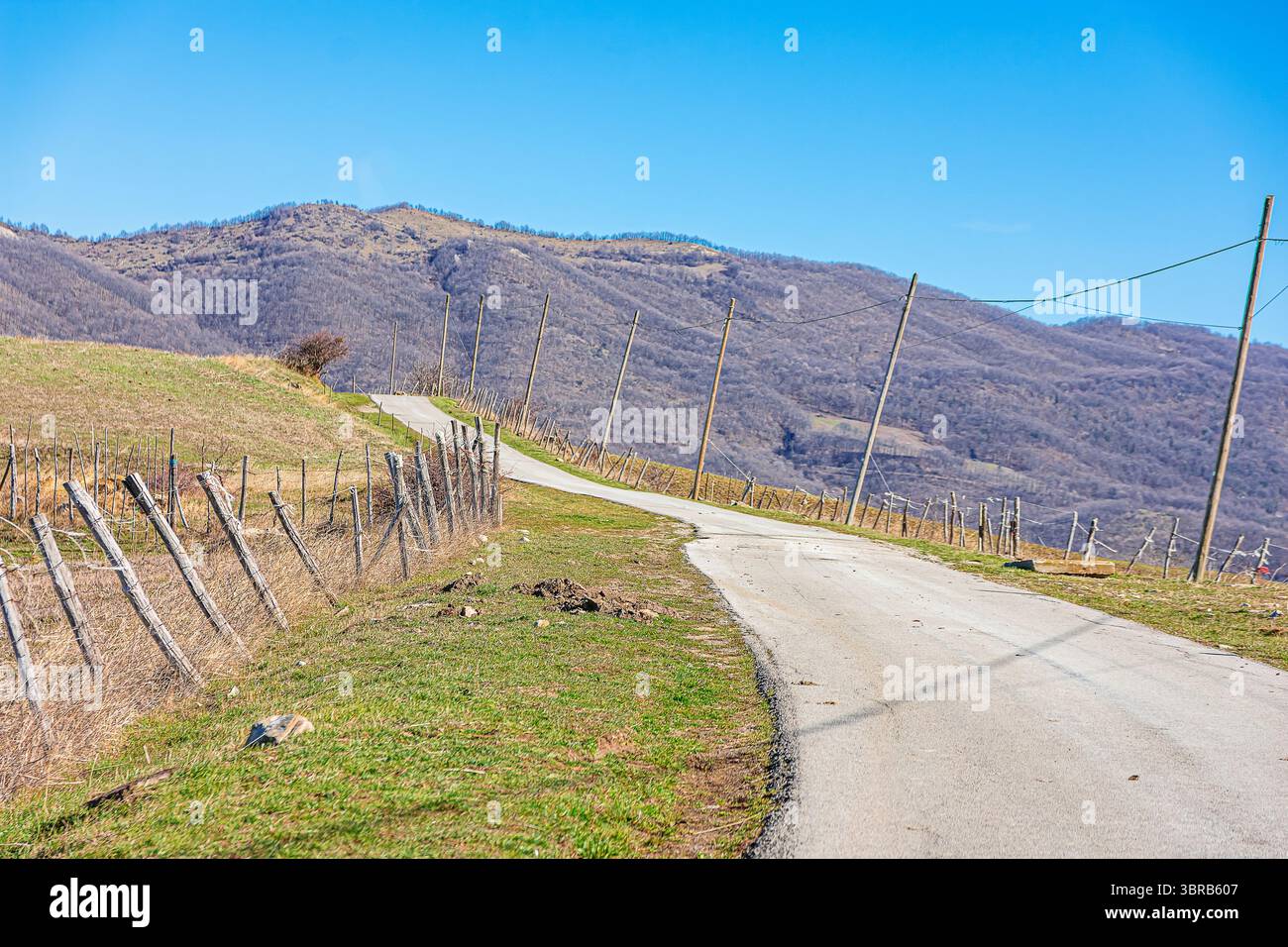 Strade di montagna lucane che conducono alle Dolomiti lucane Foto Stock