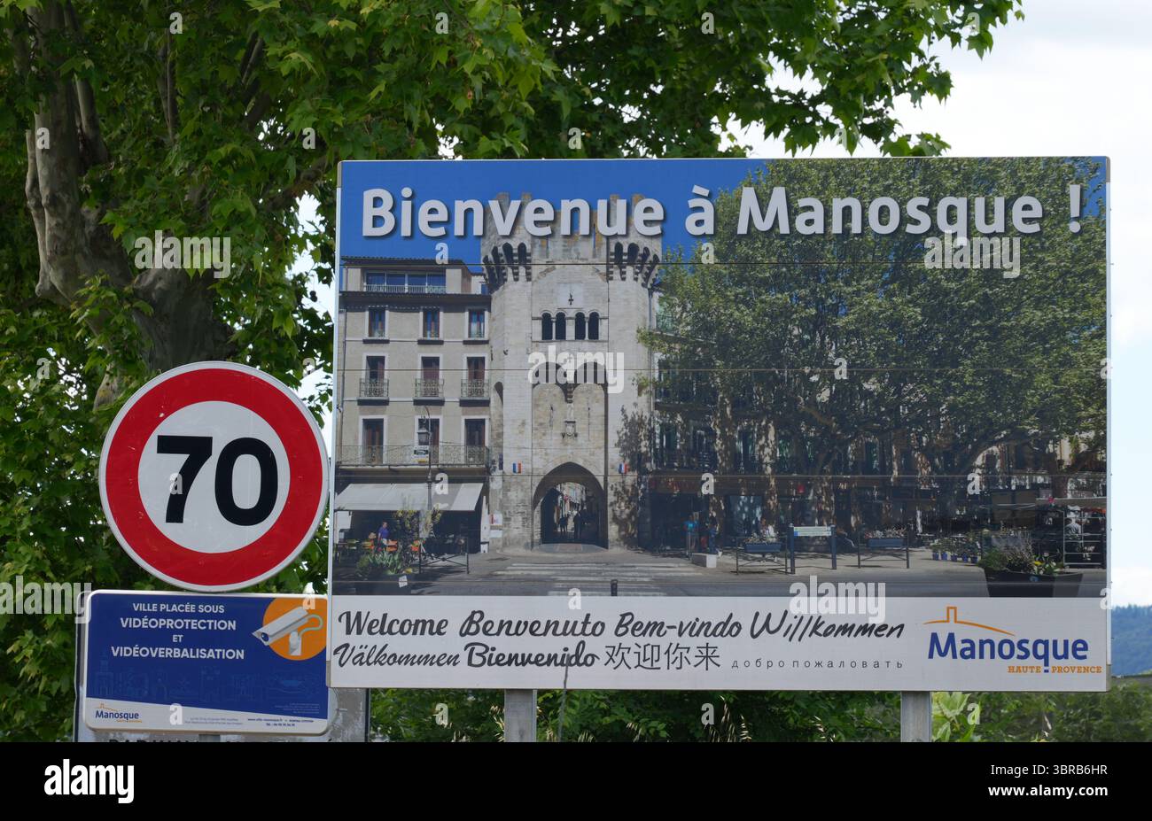 MANOSQUE, FRANCIA - 19 MAGGIO 2025 - Vista di Manosque, una città storica nelle Alpi dell'alta Provenza nel sud-est della Francia, nota per Jean Giono, il Gor Foto Stock