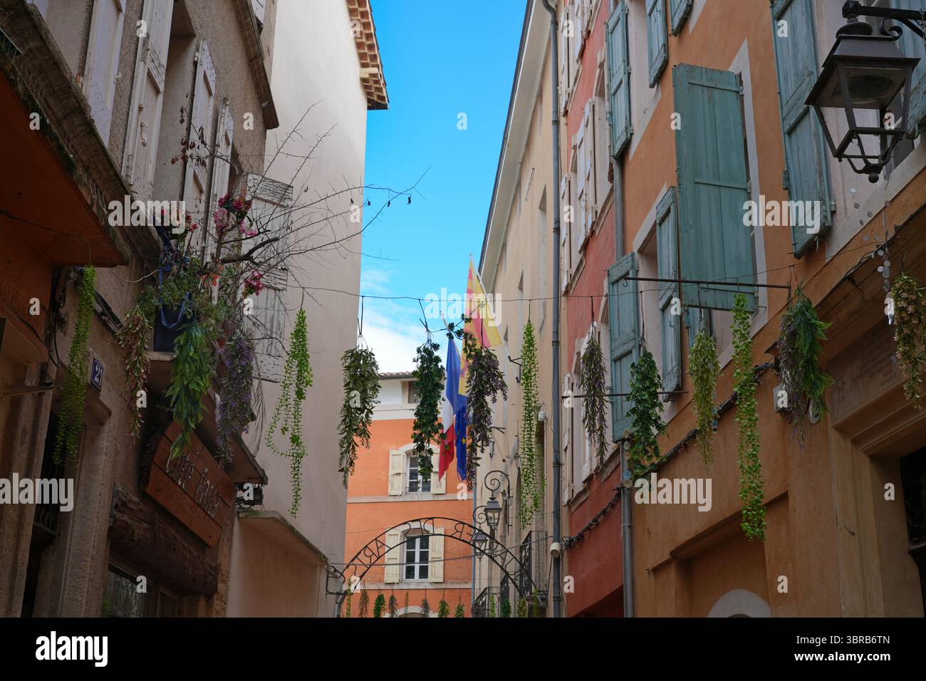 MANOSQUE, FRANCIA - 19 MAGGIO 2025 - Vista di Manosque, una città storica nelle Alpi dell'alta Provenza nel sud-est della Francia, nota per Jean Giono, il Gor Foto Stock