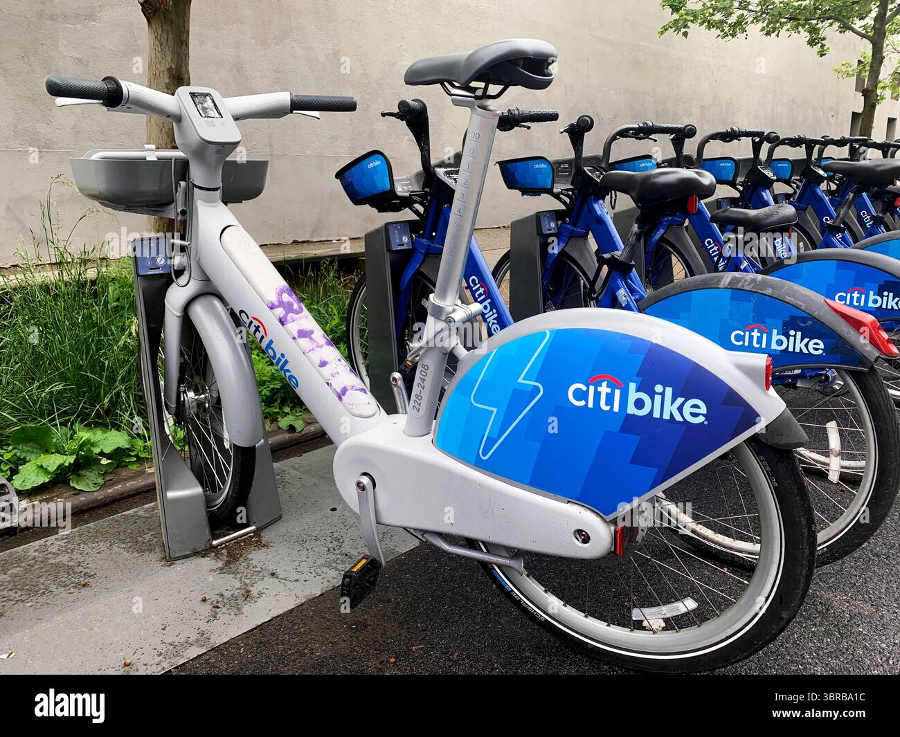 Fila di noleggio biciclette Citi Ebike parcheggiate, Brooklyn, New York, Stati Uniti Foto Stock