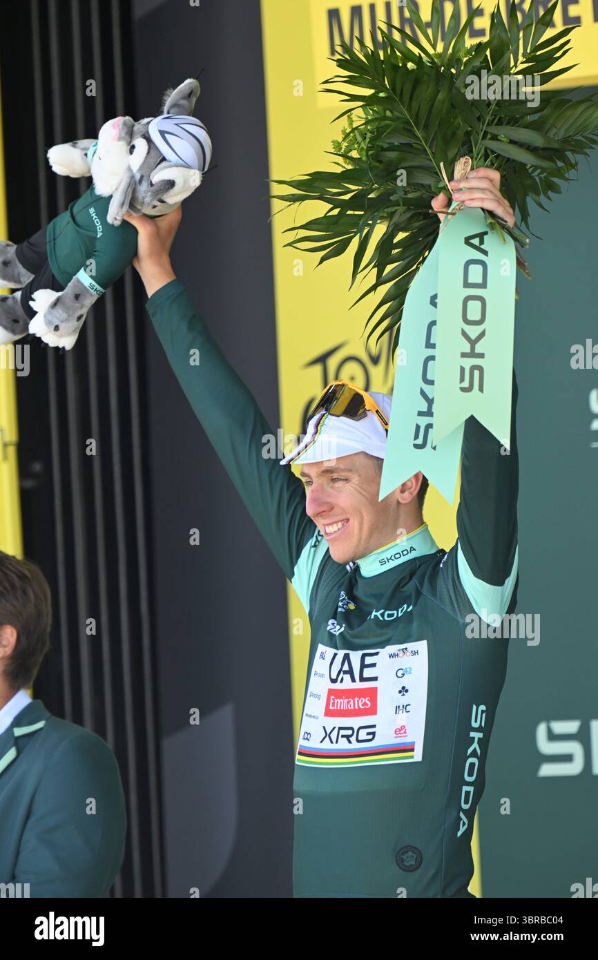 Tour de France 2025 tappa 7 11 luglio Mur de Bretagne tappa finale vinta dal campione del mondo Tadej Pogacar Foto Stock