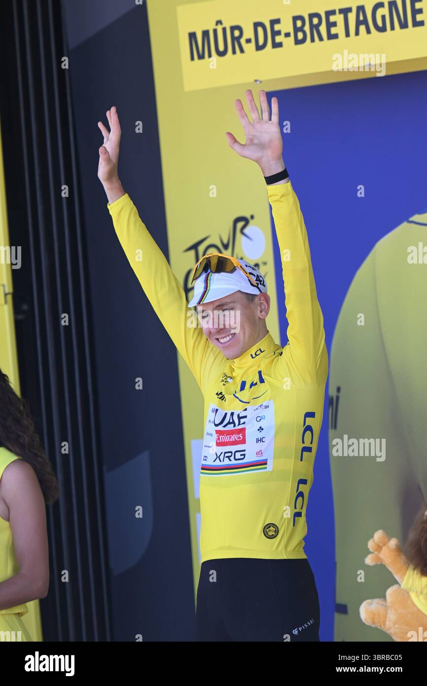 Tour de France 2025 tappa 7 11 luglio Mur de Bretagne tappa finale vinta dal campione del mondo Tadej Pogacar Foto Stock