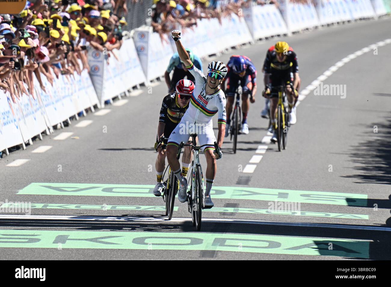Tour de France 2025 tappa 7 11 luglio Mur de Bretagne tappa finale vinta dal campione del mondo Tadej Pogacar Foto Stock