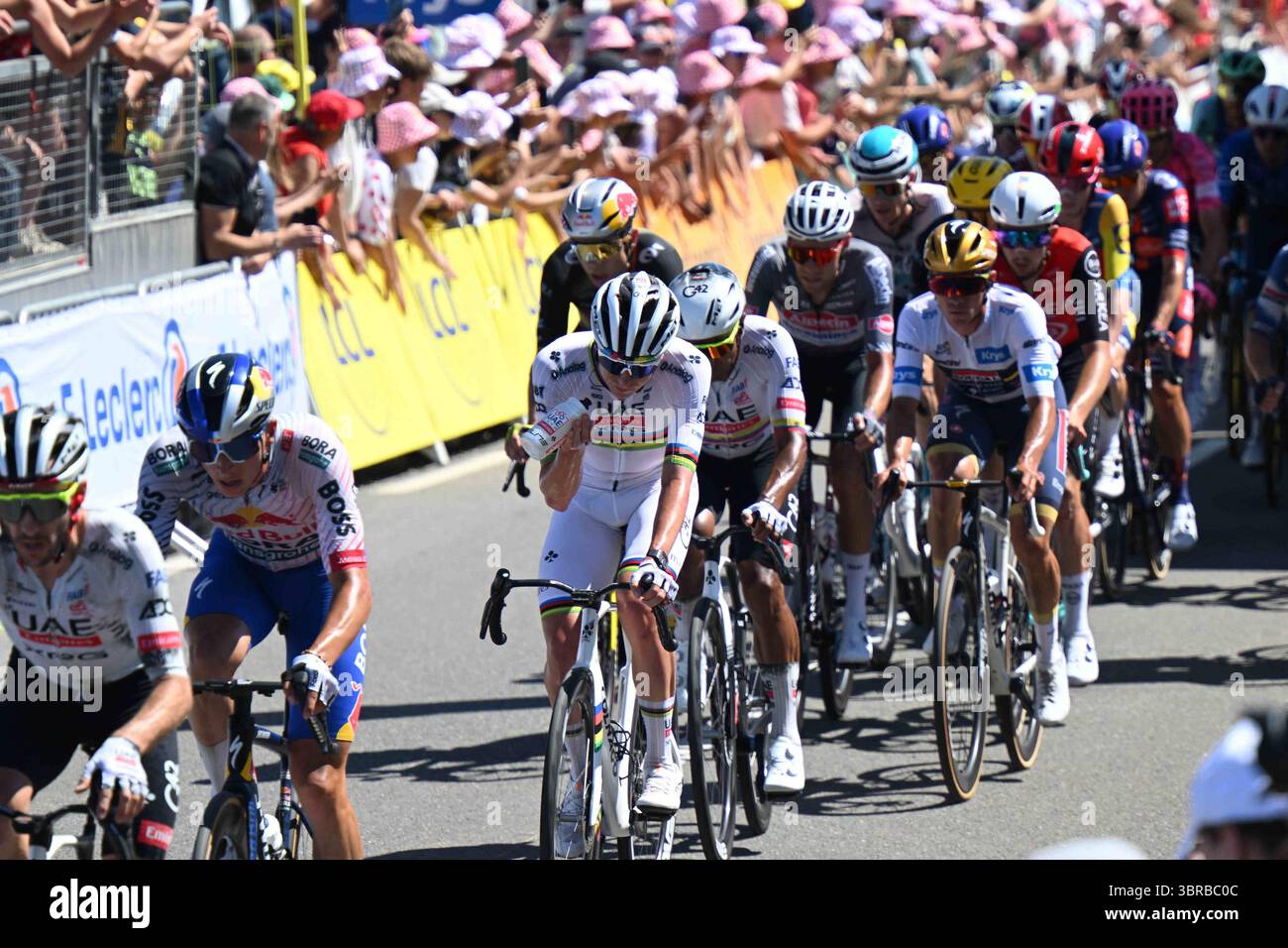 Tour de France 2025 tappa 7 11 luglio Mur de Bretagne tappa finale vinta dal campione del mondo Tadej Pogacar Foto Stock