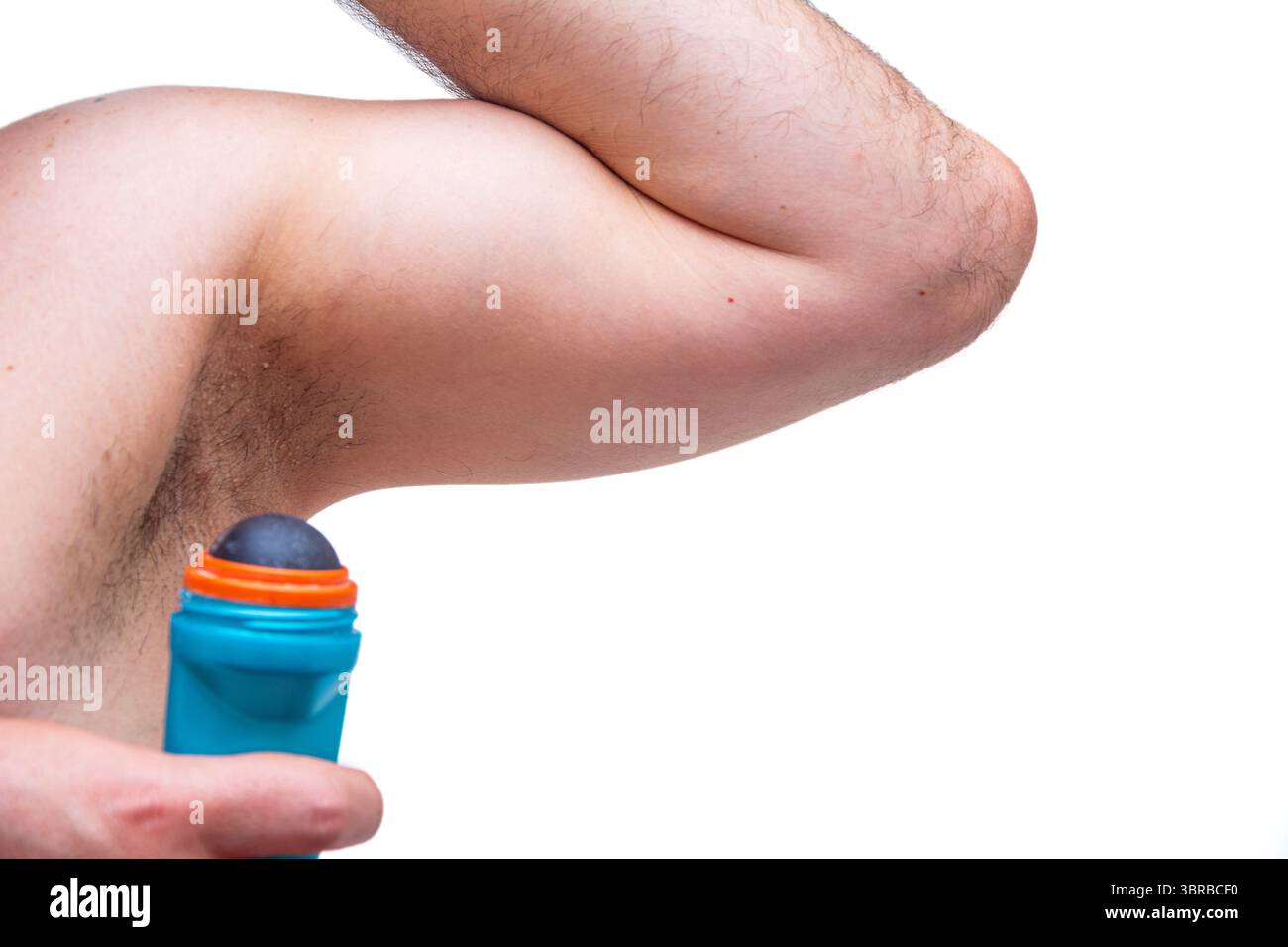 Uomo irriconoscibile che applica deodorante roll-on su ascella pelosa su sfondo bianco isolato Foto Stock