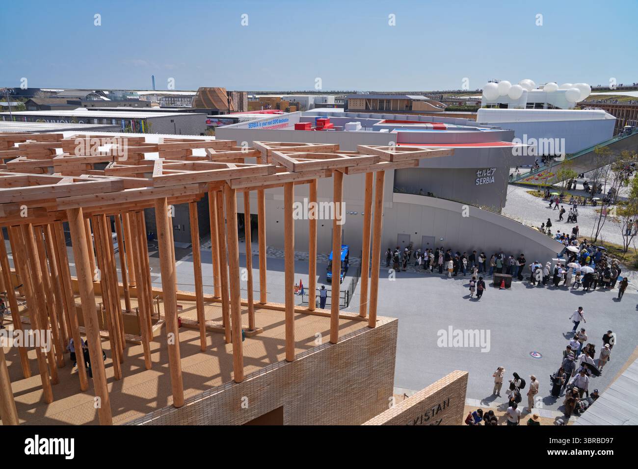 OSAKA, GIAPPONE -19 APR 2025 - Vista dell'Expo Mondiale 2025 (Osaka-Kansai Banpaku), visto dal grande anello, tenutosi a Osaka, Kansai, Giappone, da aprile a Foto Stock