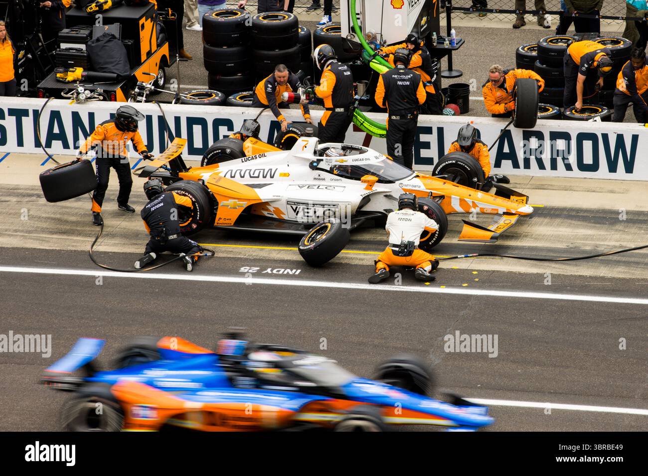Il pilota DELLA SERIE NTT INDYCAR, CHRISTIAN LUNDGAARD (7) (DEN) di Hedensted, Danimarca, scende lungo la pit Road per il servizio durante la 109a corsa della 500 miglia di Indianapolis all'Indianapolis Motor Speedway, IN. Foto Stock