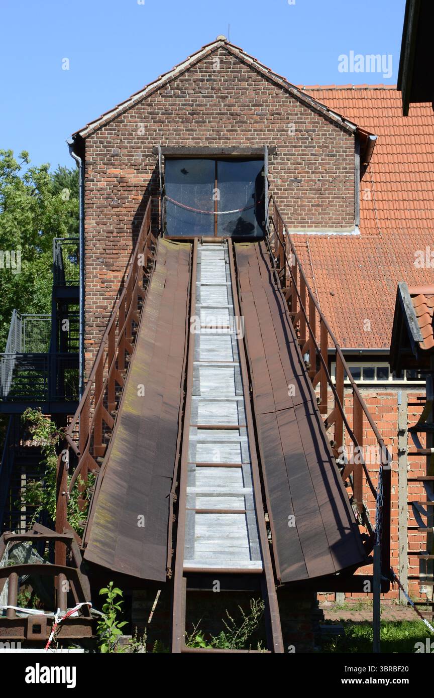 Vecchia fabbrica di mattoni abbandonata Foto Stock