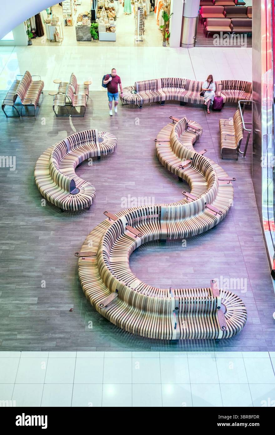 Panche curve modulari del terminal 2 dell'aeroporto di Manchester, come Nova C nell'area di attesa pubblica all'aperto, Foto Stock