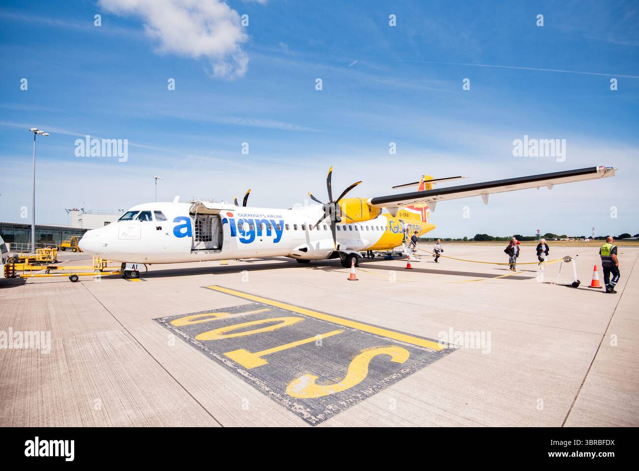 Aeromobili Aurigny ATR 72 atterrati all'aeroporto di Guernsey, Isole del Canale. Un aereo di linea regionale bimotore turboelica prodotto dal produttore ATR. Foto Stock