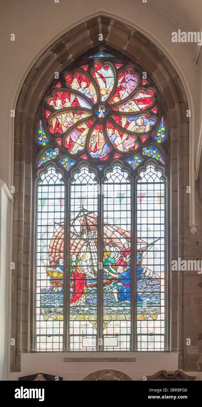 Chiesa di San Pietro, Porto di San Pietro, Guernsey, una chiesa a tre navate con una torre quadrata e alcune impressionanti vetrate colorate. Foto Stock