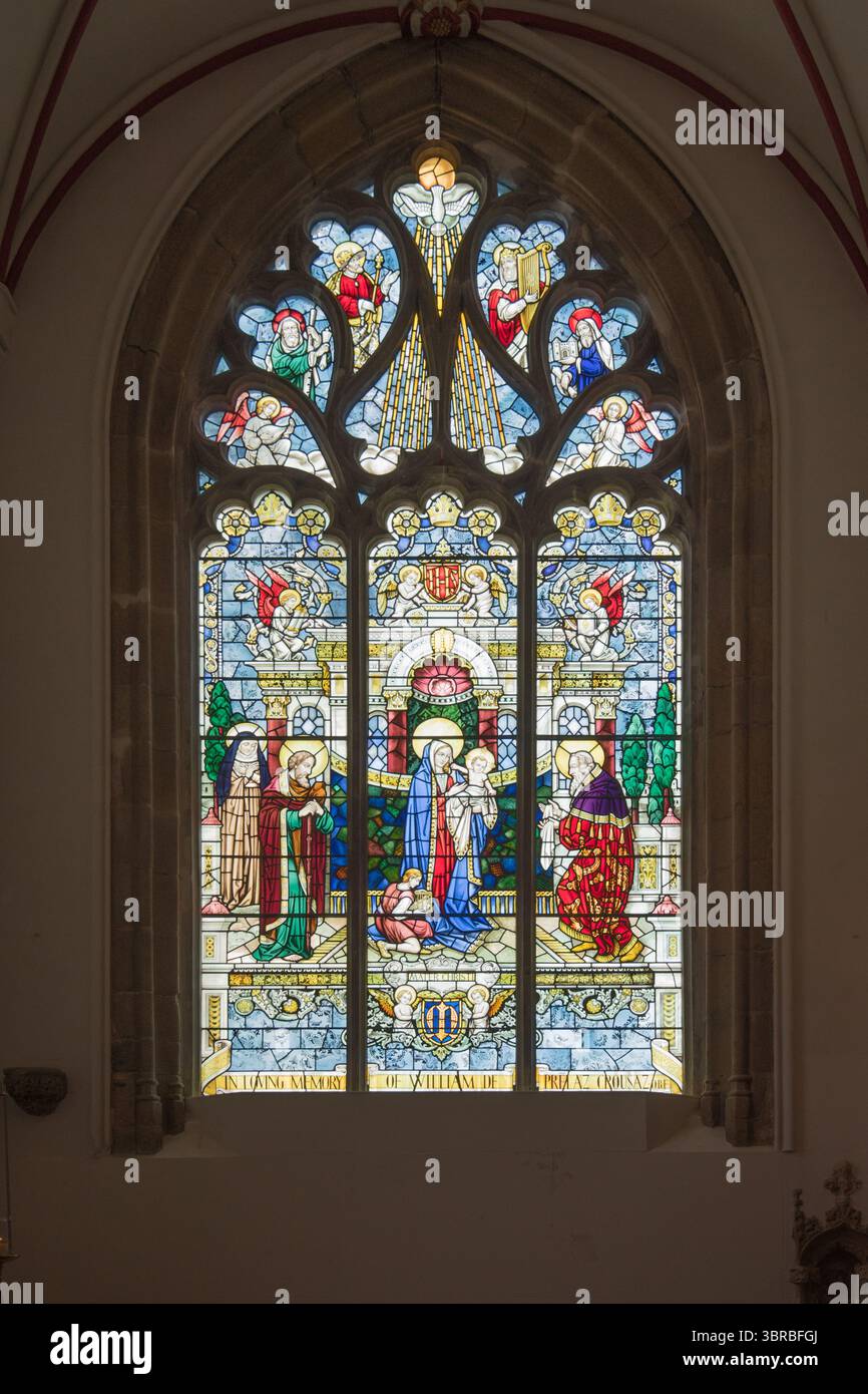 Chiesa di San Pietro, Porto di San Pietro, Guernsey, una chiesa a tre navate con una torre quadrata e alcune impressionanti vetrate colorate. Foto Stock