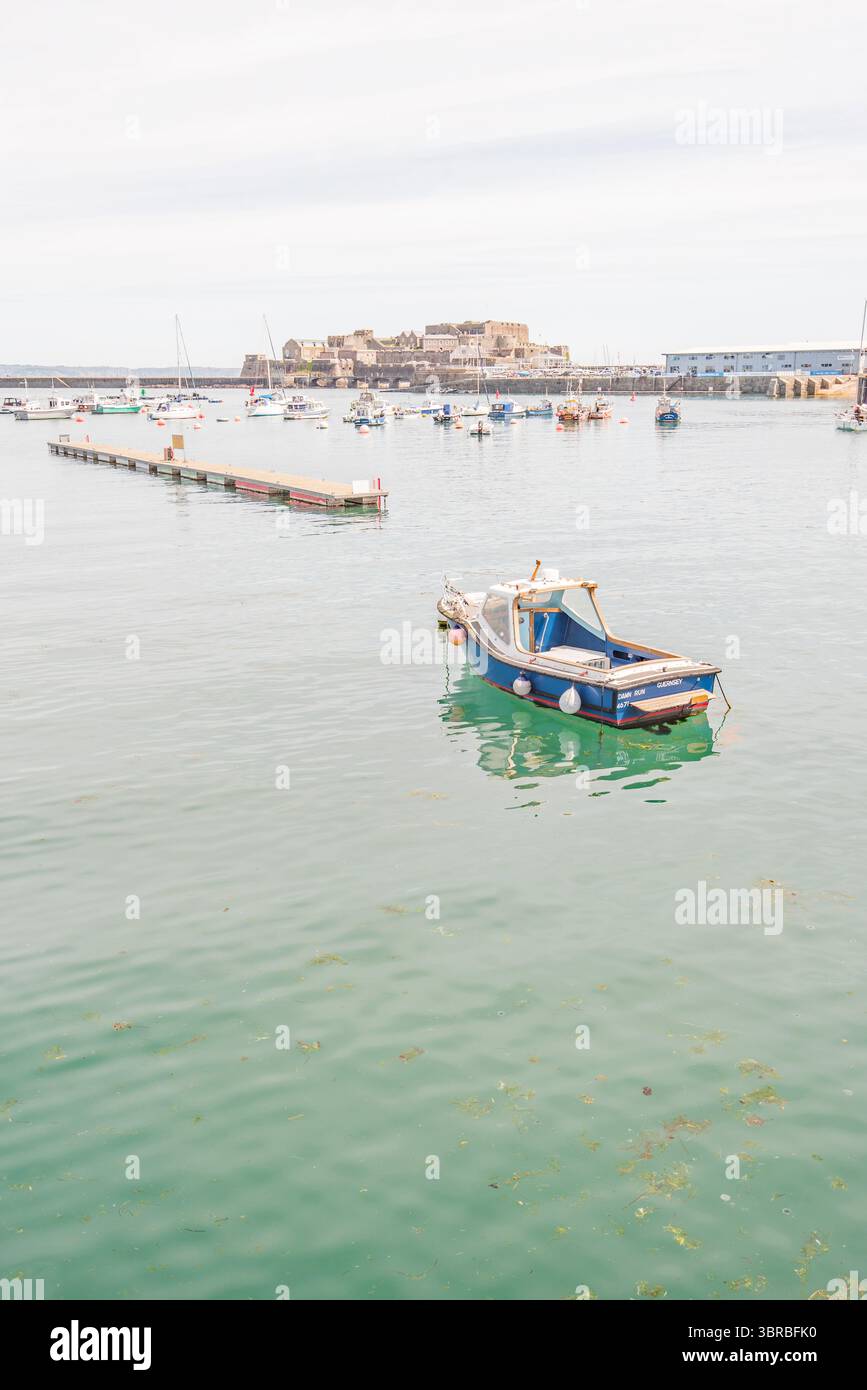 Castle Cornet è un castello di 800 anni situato a St Peter Port, Guernsey, Isole del Canale. Si trova alla foce del porto. Foto Stock