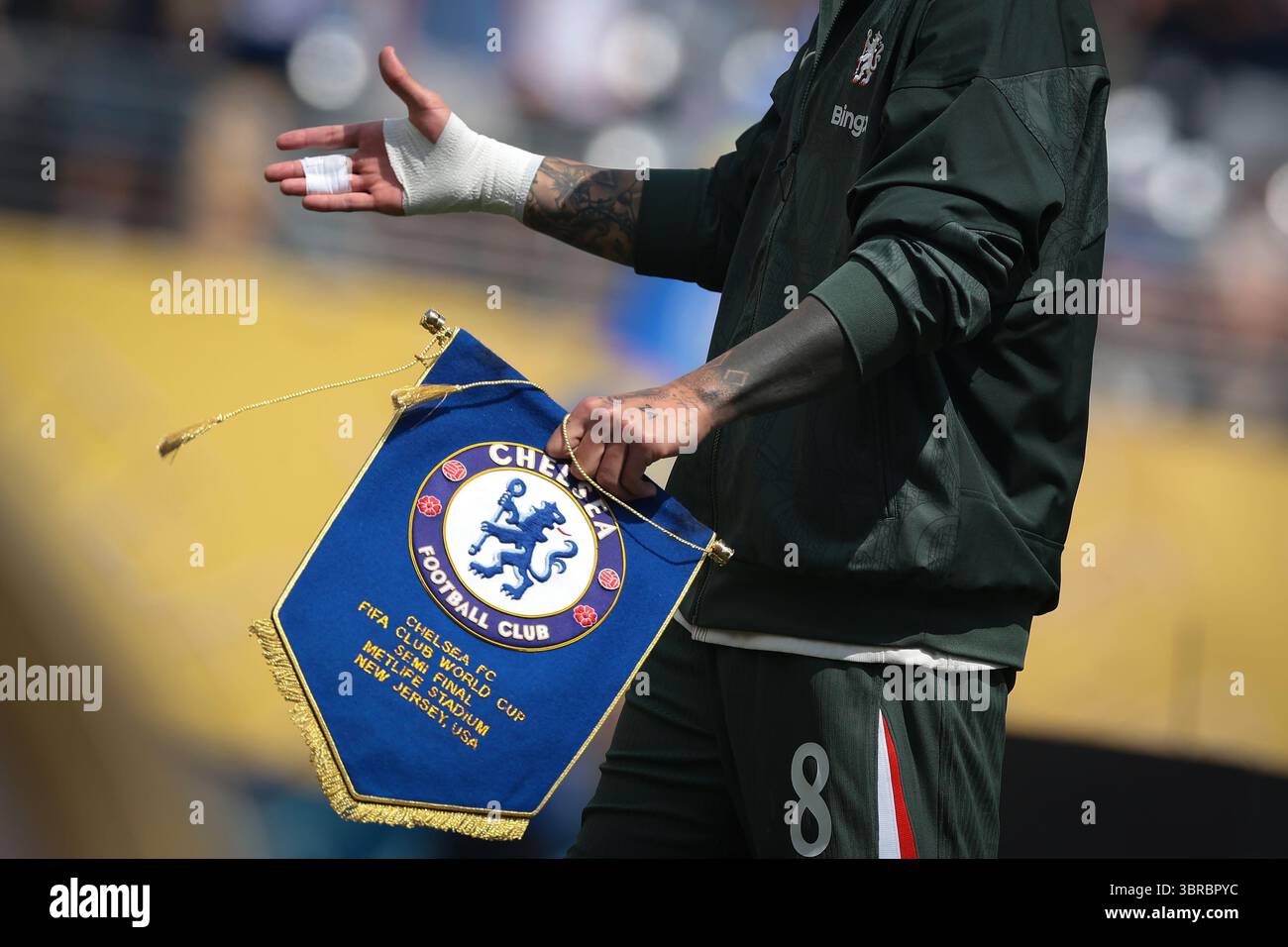 New Jersey, Stati Uniti. 8 luglio 2025. Enzo Fernandez del Chelsea FC porta un pennant a metà linea prima del calcio d'inizio nella partita semifinale della Coppa del mondo Fluminense FC vs Chelsea FIFA Club al Metlife Stadium, New Jersey. Il credito per immagini dovrebbe essere: Jonathan Moscrop/Sportimage Credit: Sportimage Ltd/Alamy Live News Foto Stock