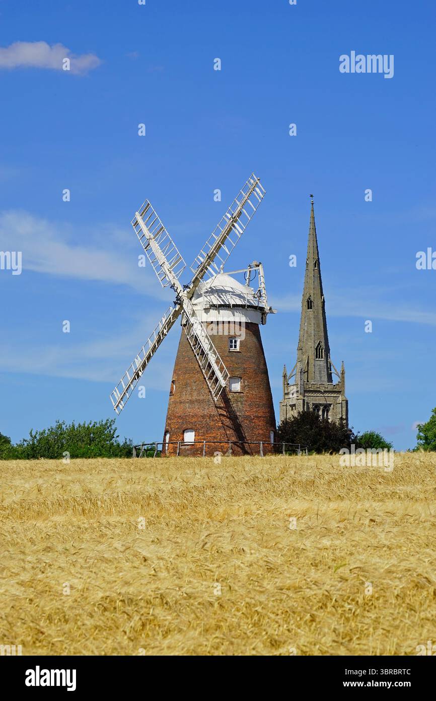 Il mulino a vento e la guglia della Chiesa a Thaxted Foto Stock
