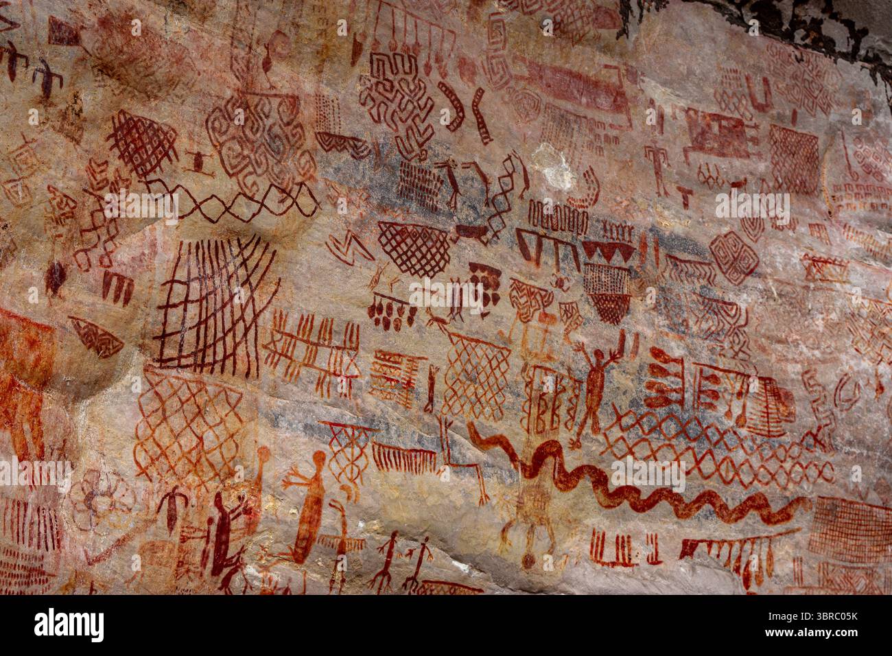 Vivaci dipinti rupestri che mostrano arte antica, situati nella pittoresca regione di Guaviare, Colombia. Uno sguardo alla storia indigena. Foto Stock