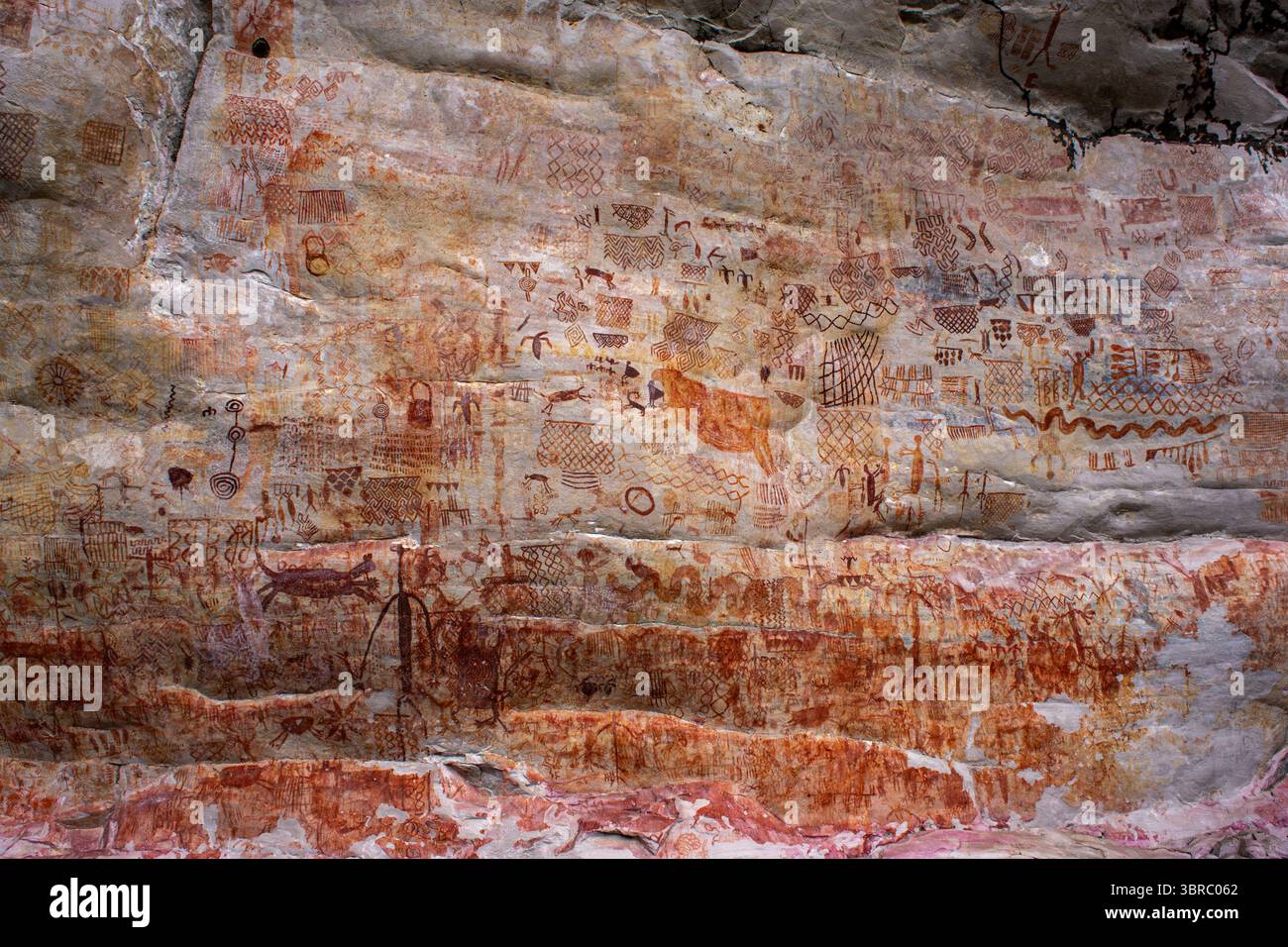 Intricati dipinti rupestri che mostrano antiche espressioni culturali a Guaviare, in Colombia, evidenziano un ricco significato storico. Foto Stock