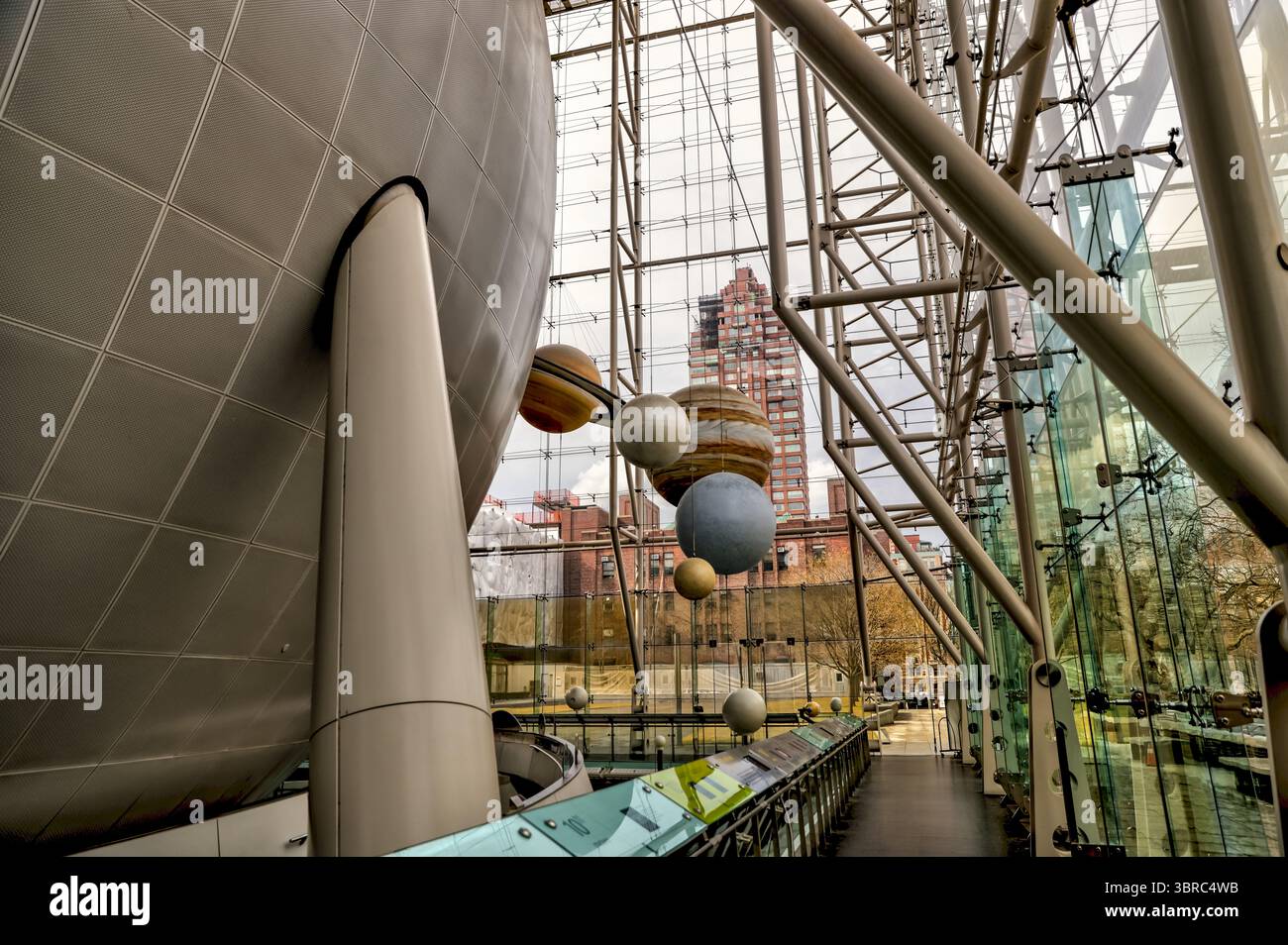 New York, New York - 17 febbraio 2022: Interni ed esposizioni del planetario Hayden a New York Foto Stock